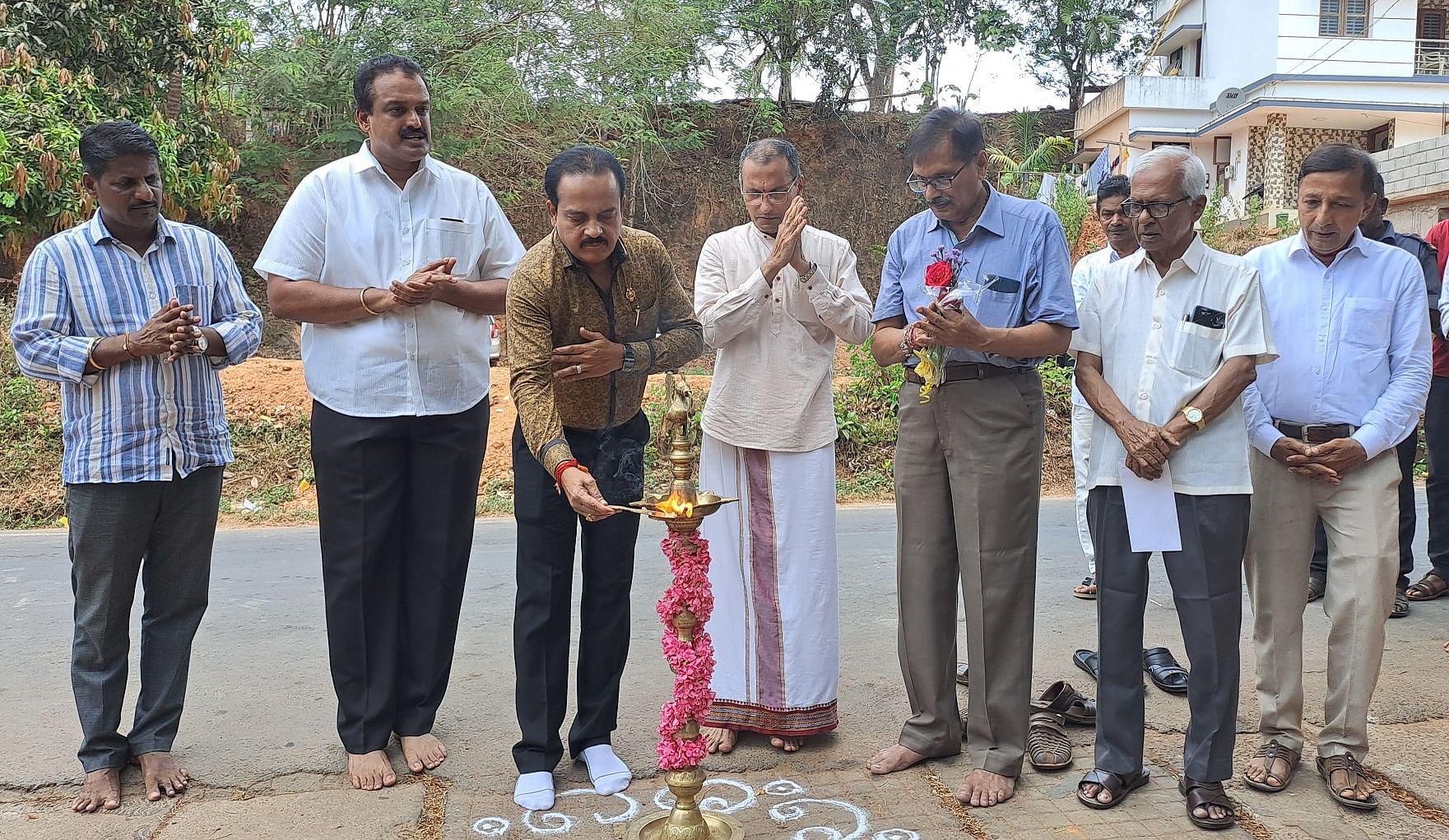 ಪುತ್ತೂರಿನ ಬಪ್ಪಳಿಗೆಯ ಅಂಬಿಕಾ ವಿದ್ಯಾಲಯ ಕ್ಯಾಂಪಸ್‌ಗೆ ತೆರಳುವ ವಿಸ್ತರಿತ ರಸ್ತೆಯನ್ನು ಶಾಸಕ ಅಶೋಕ್‌ಕುಮಾರ್ ರೈ ಶನಿವಾರ ಉದ್ಘಾಟಿಸಿದರು