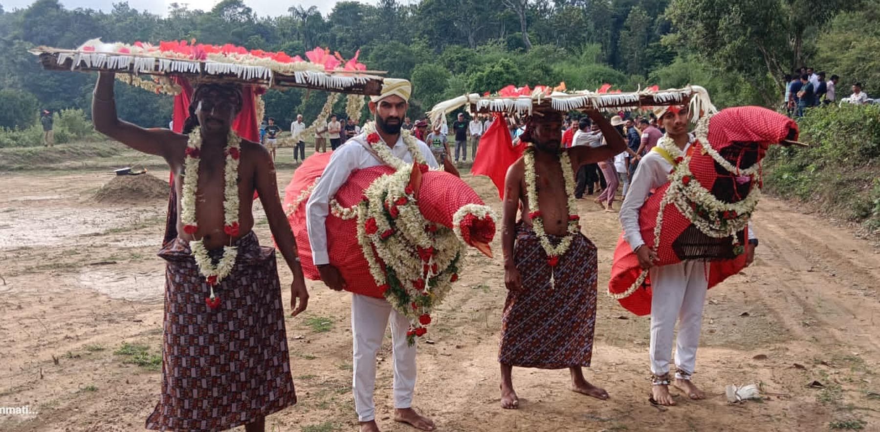 ಭದ್ರಕಾಳಿ ದೇವಸ್ಥಾನಕ್ಕೆ ಹೊರಟ ಹಬ್ಬದ ಕೃತಕ ಕುದುರೆ ಹಾಗೂ ಮೊಗಗಳು (ಪೋಜಿತ ತಟ್ಟೆ)