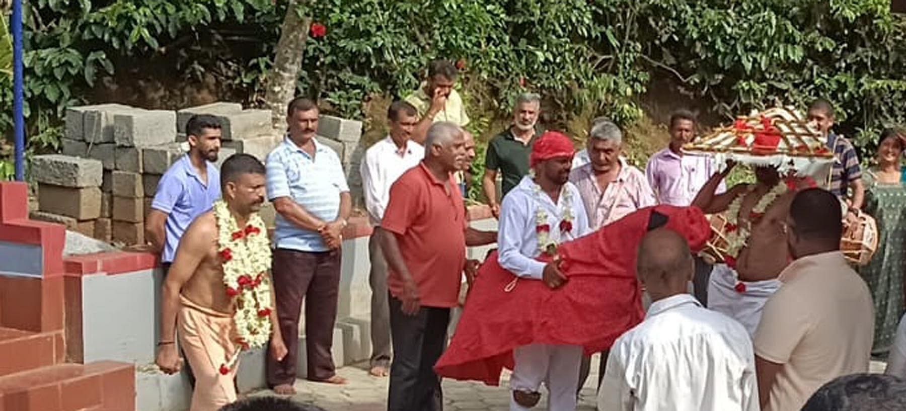 ಗೋಣಿಕೊಪ್ಪಲು ಬಳಿಯ ಹಳ್ಳಿಗಟ್ಟು ಹುದೂರು ಗ್ರಾಮದಲ್ಲಿ ನಡೆದ ಬೋಡ್ ನಮ್ಮೆಯಲ್ಲಿ ಕೃತಕ ಕುದುರೆ ಹಾಗೂ ಮೊಗಗಳ ಜತೆ ಭಕ್ತರು ಭದ್ರಕಾಳಿ ದೇವಸ್ಥಾನದ ಬಳಿ ಹರಕೆ, ಪೂಜೆ ಪುರಸ್ಕಾರ ನೆರವೇರಿಸಿದರು