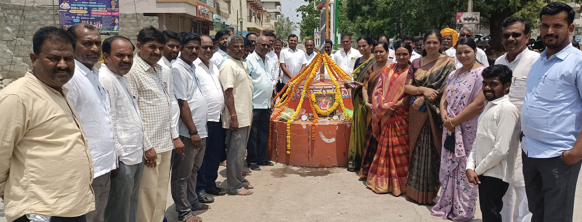 ಮುದ್ದೇಬಿಹಾಳ ಪಟ್ಟಣದ ಹೇಮರಡ್ಡಿ ಮಲ್ಲಮ್ಮ ವೃತ್ತದಲ್ಲಿ ಶುಕ್ರವಾರ ಹೇಮರಡ್ಡಿ ಮಲ್ಲಮ್ಮ ಜಯಂತಿಯನ್ನು ಆಚರಿಸಲಾಯಿತು