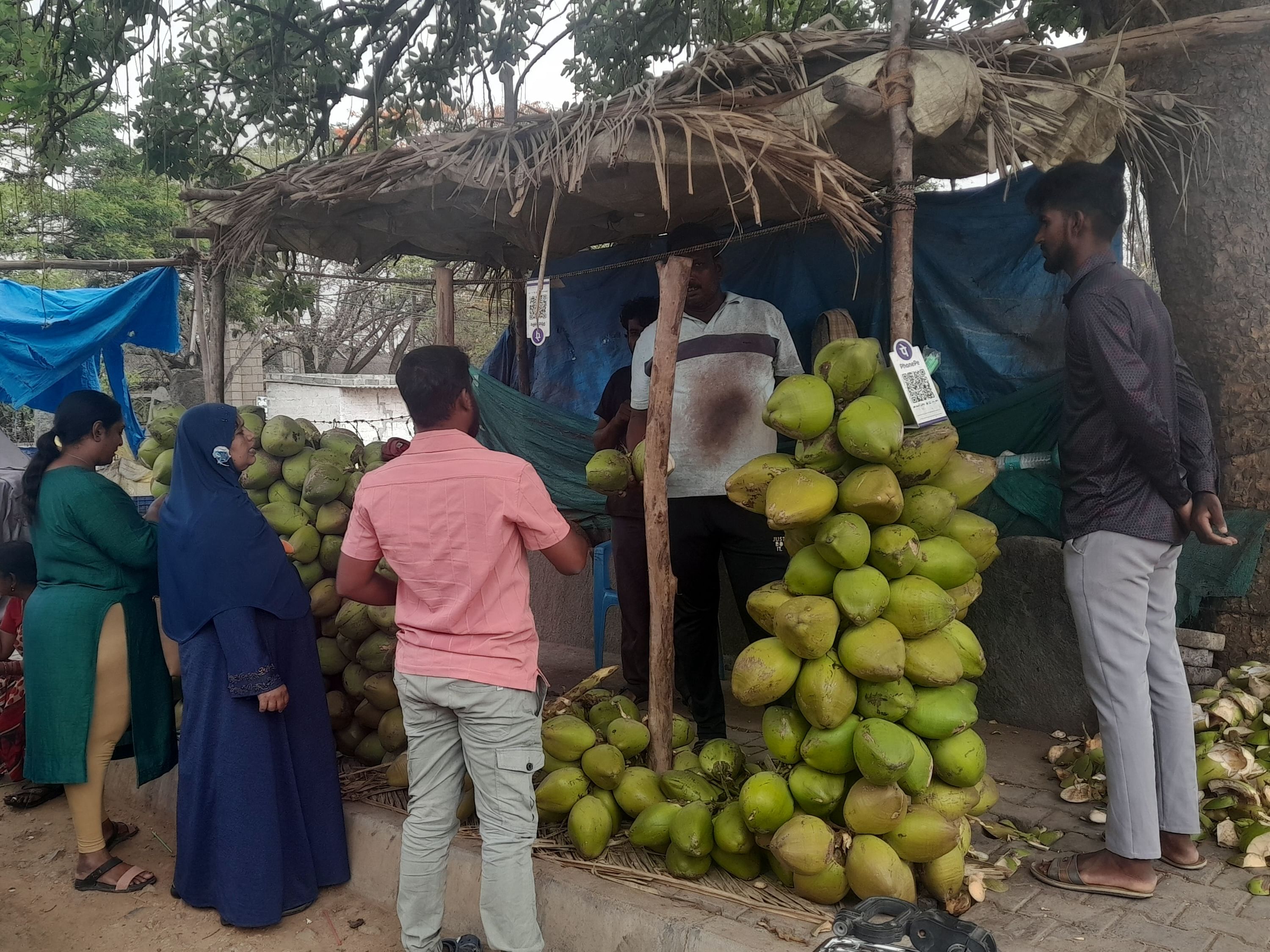 ಎಳನೀರು ಖರೀದಿಸುತ್ತಿರುವ ಜನ