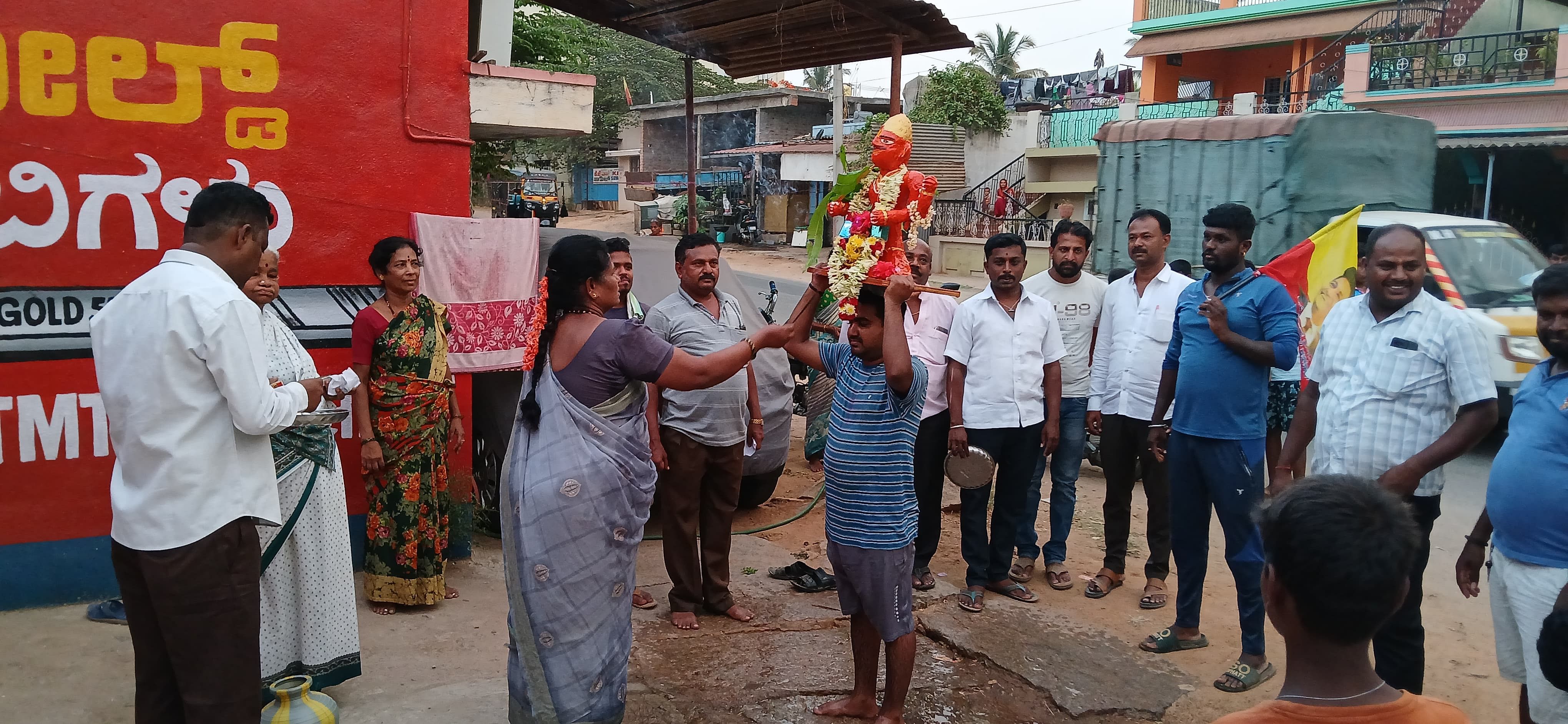 ಕುದೂರು ಪಟ್ಟಣದ ಪ್ರಮುಖ ಬೀದಿಗಳಲ್ಲಿ ಸೋಮವಾರ ಮಳೆಗಾಗಿ ಮಳೆರಾಯನ ಮೆರವಣಿಗೆ ನಡೆಯಿತು.