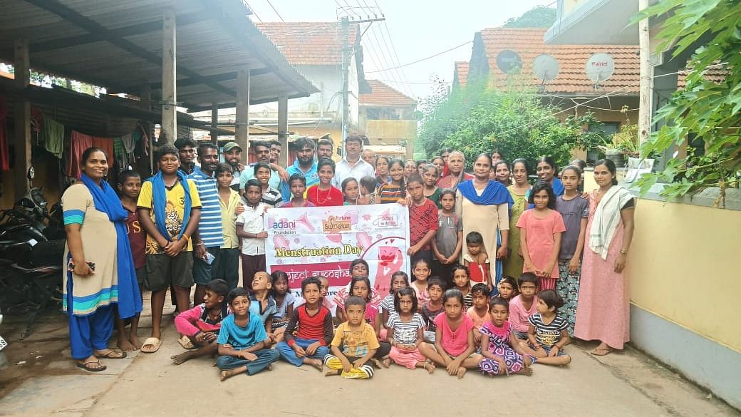 ಬೈಕಂಪಾಡಿ ಮೀನಕಳಿಯ ಪರಿಸರದಲ್ಲಿ ನಡೆದ ಋತುಸ್ರಾವ ಕುರಿತ ಅರಿವು ಕಾರ್ಯಕ್ರಮದಲ್ಲಿ ಭಾಗವಹಿಸಿದ್ದ ಮಹಿಳೆಯರು