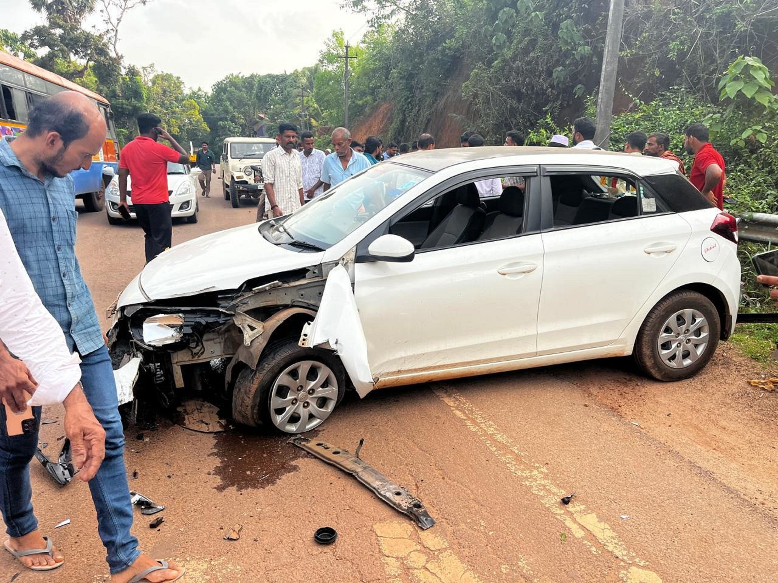 ಸಂಟ್ಯಾರ್‌ನಲ್ಲಿ ಸೋಮವಾರ ಸಂಭವಿಸಿದ ಅಪಘಾತದಲ್ಲಿ ಕಾರಿನ ಮುಂಭಾಗ ಹಾನಿಗೊಳಗಾಗಿದೆ