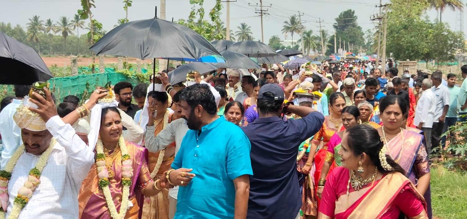 ಹೊಸಕೋಟೆ ತಾಲ್ಲೂಕಿನ ಕೊಳತೂರು ಗ್ರಾಮದಲ್ಲಿ ನಡೆದ ಬಂಡಿದ್ಯಾವರ ಕಾರ್ಯಕ್ರಮದಲ್ಲಿ ಕರಗ ಹೊತ್ತ ದಂಪತಿಗಳು.