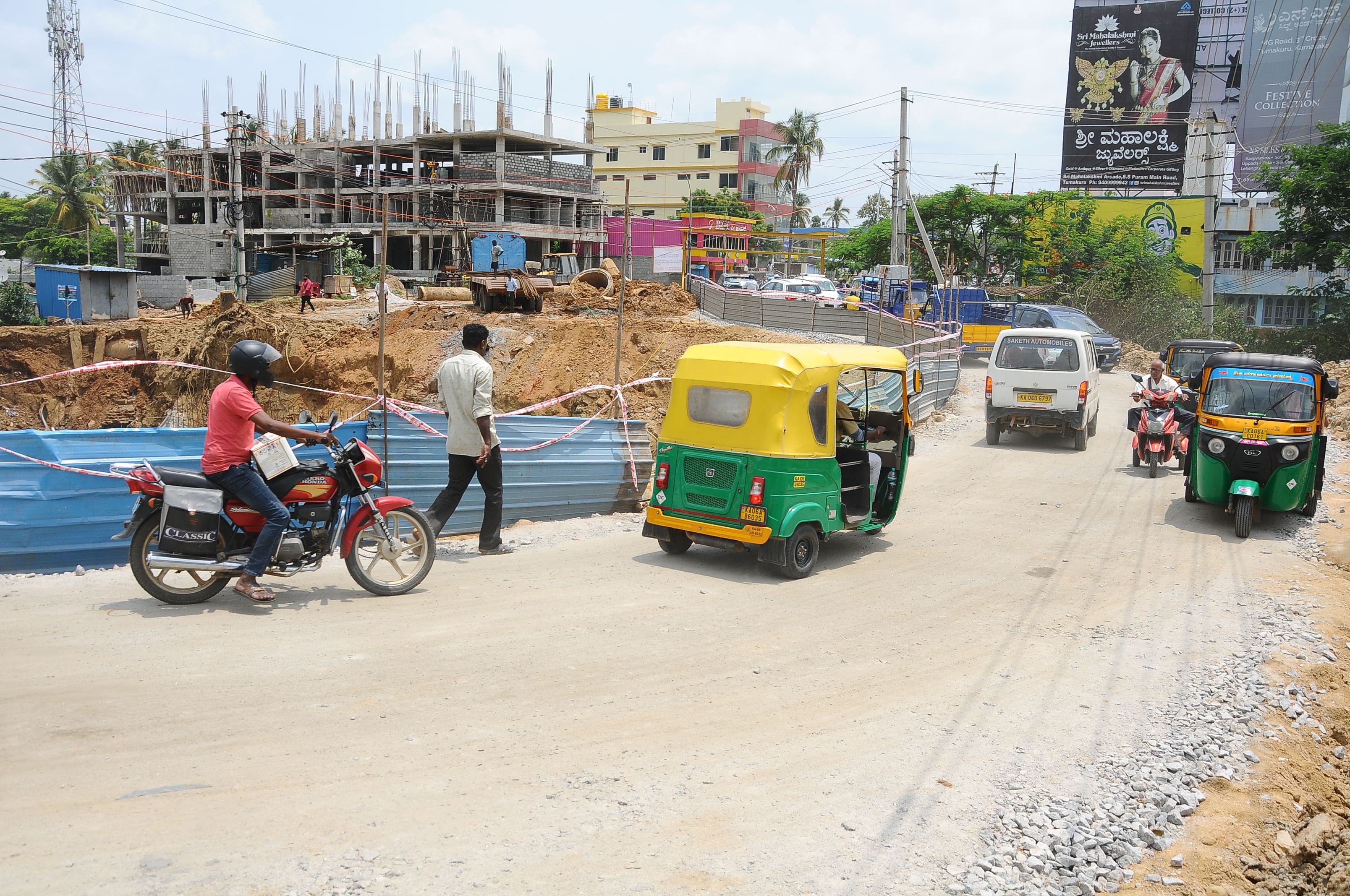 ತುಮಕೂರು ನಗರದ ಅಮಾನಿಕೆರೆ ಕೋಡಿ ಹಳ್ಳದ ಬಳಿ ತಾತ್ಕಾಲಿಕ ರಸ್ತೆ ನಿರ್ಮಿಸಿದ್ದು, ಶಿರಾ ಗೇಟ್ ಭಾಗಕ್ಕೆ ವಾಹನಗಳ ಸಂಚಾರ ಆರಂಭವಾಗಿದೆ