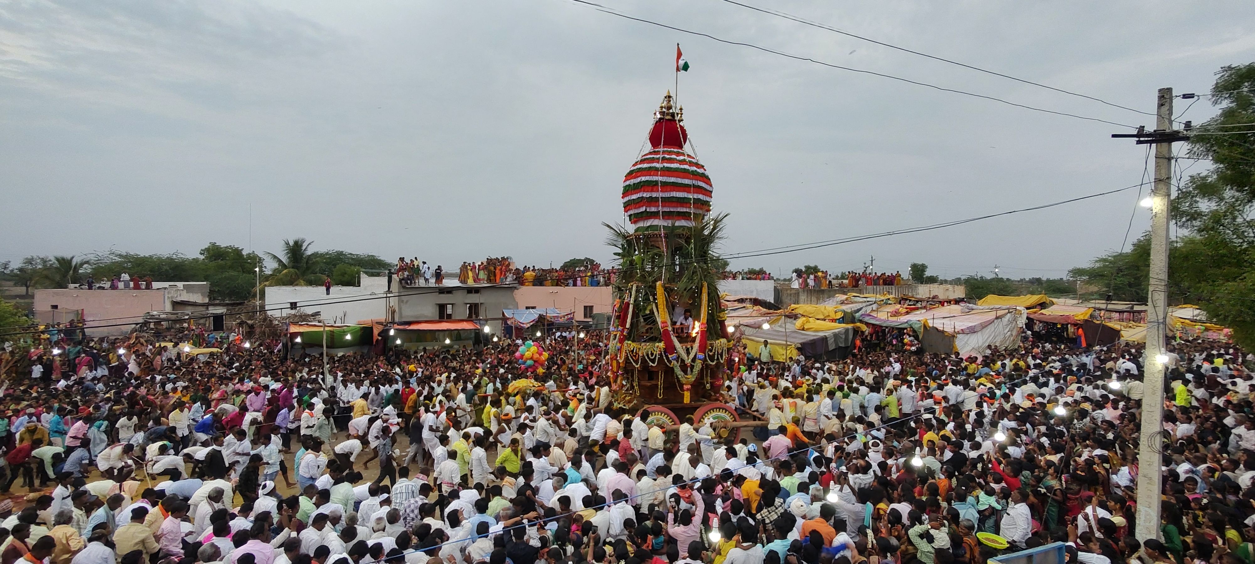 ಕವಲೂರು ಗ್ರಾಮದ ದುರ್ಗಾದೇವಿಯ ಜಾತ್ರಾ ಮಹೋತ್ಸವ ಅಂಗವಾಗಿ ಮಹಾರಥೋತ್ಸವ ಸಹಸ್ರಾರು ಭಕ್ತರ ಸಮ್ಮುಖದಲ್ಲಿ ಅದ್ಧೂರಿಯಾಗಿ ನೆರವೇರಿತು 