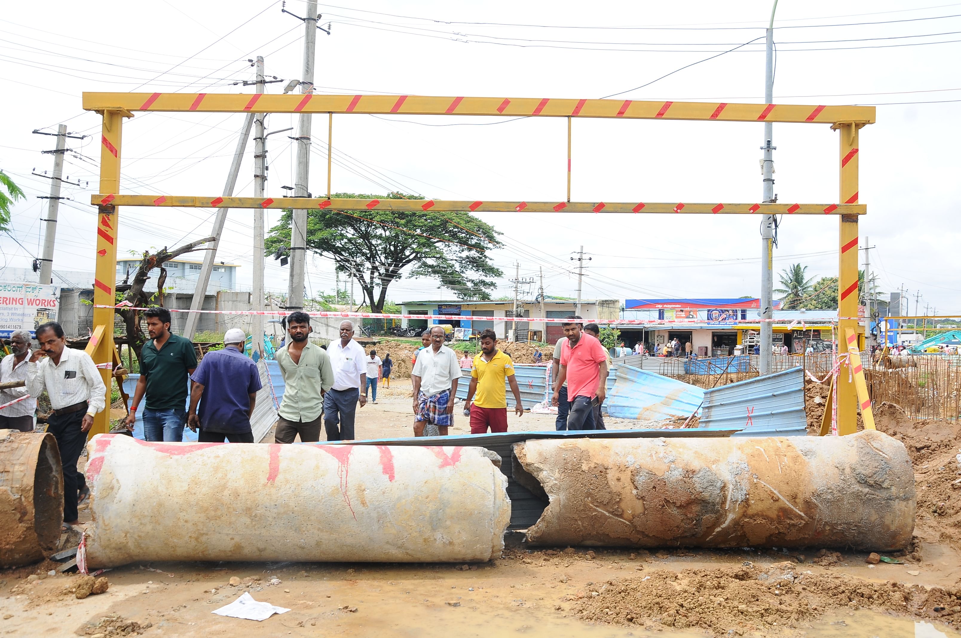 ತುಮಕೂರಿನ ಅಮಾನಿಕೆರೆ ಕೋಡಿ ಬಳಿ ತಾತ್ಕಾಲಿಕವಾಗಿ ನಿರ್ಮಿಸಿದ್ದ ರಸ್ತೆ ಮುಚ್ಚಲಾಗಿದೆ