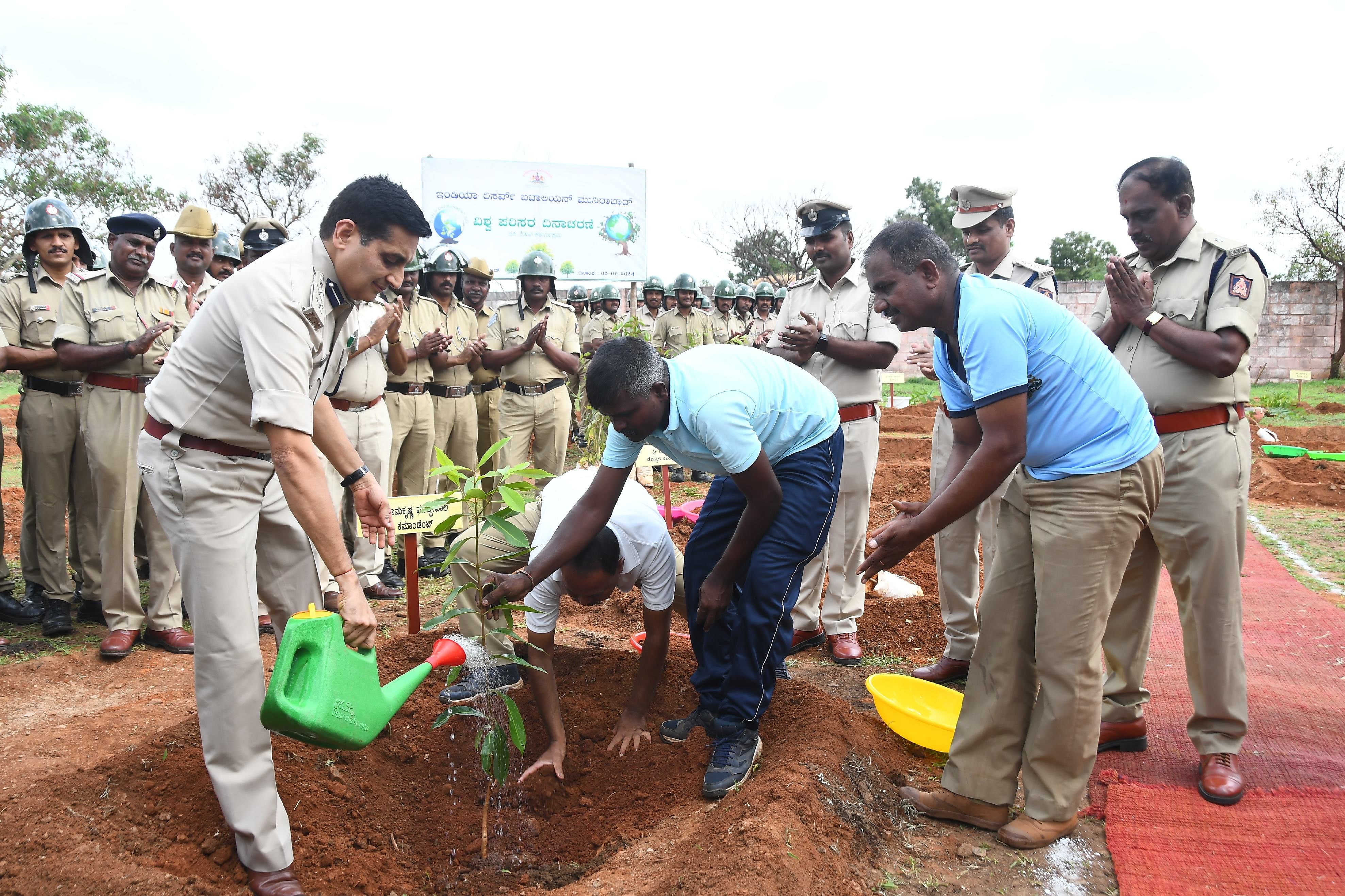 ಮುನಿರಾಬಾದ್ ನ ಇಂಡಿಯಾ ರಿಸರ್ವ್ ಬೆಟಾಲಿಯನ್ ಘಟಕದಲ್ಲಿ ವಿಶ್ವ ಪರಿಸರ ದಿನದ ಅಂಗವಾಗಿ ಬುಧವಾರ ಸಸಿ ನೆಡಲಾಯಿತು