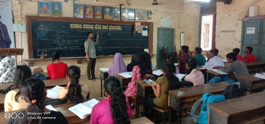 ಎಸ್‌ಎಸ್‌ಎಲ್‌ಸಿ ವಾರ್ಷಿಕ–2ನೇ ಪರೀಕ್ಷೆ ಬರೆಯಲು ಬೆಳಗಾವಿಯ ಸರ್ಕಾರಿ ಪ್ರೌಢಶಾಲೆಯೊಂದರಲ್ಲಿ ವಿದ್ಯಾರ್ಥಿಗಳಿಗಾಗಿ ವಿಶೇಷ ತರಗತಿ ನಡೆಸುತ್ತಿರುವುದು