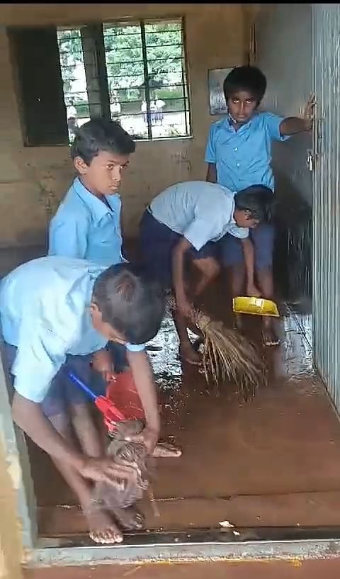 ಹಾರೋಹಳ್ಳಿ ಕರ್ನಾಟಕ ಪಬ್ಲಿಕ್ ಶಾಲೆಯಲ್ಲಿ ಮಳೆ ಬಂದ ಸಮಯದಲ್ಲಿ ನೀರು ಹೊರ ಹಾಕುತ್ತಿರುವ ವಿದ್ಯಾರ್ಥಿಗಳು