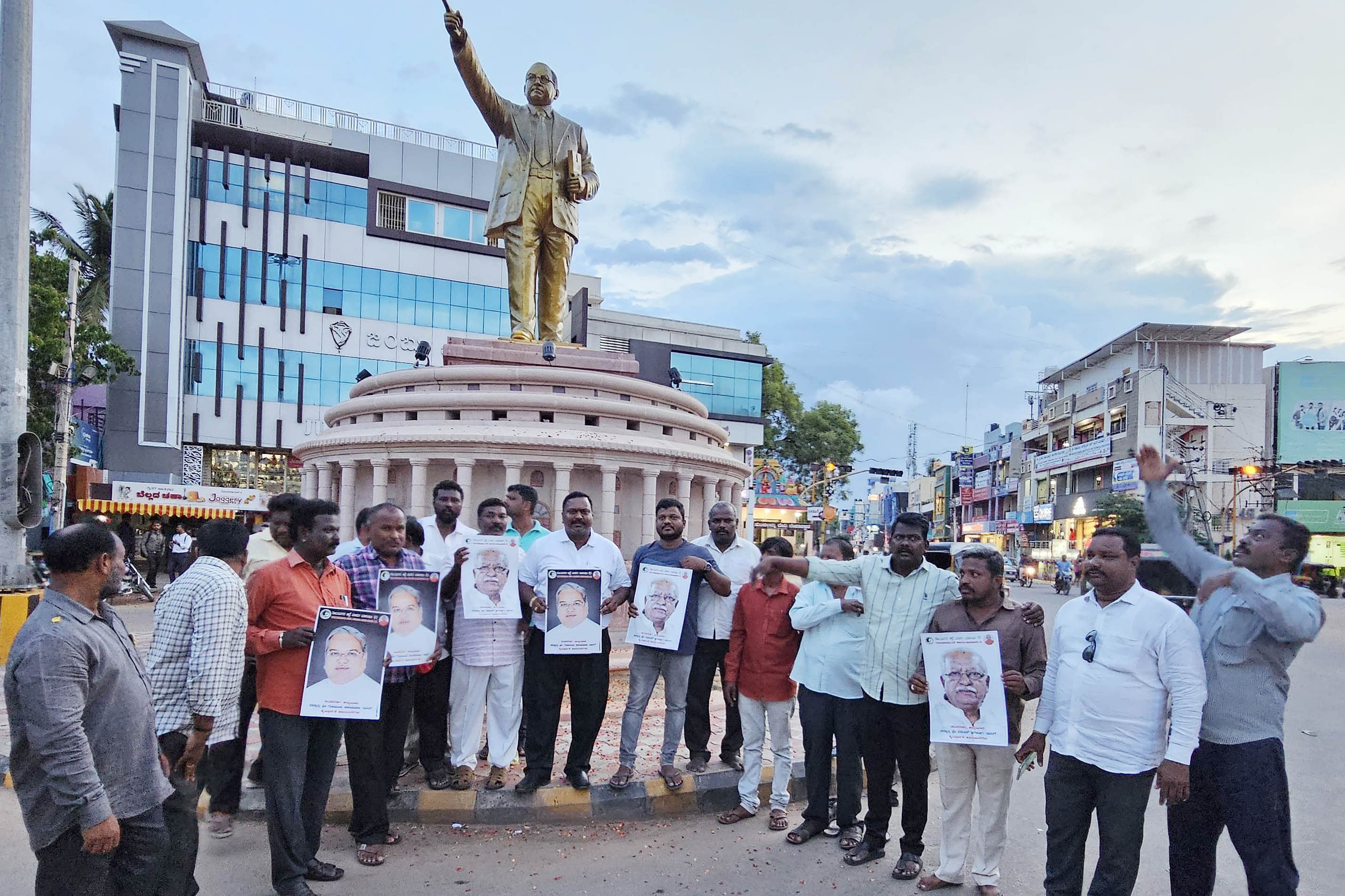 ಲೋಕಸಭಾ ಚುನಾವಣೆಯಲ್ಲಿ ಎಸ್.ಸಿ ಮೀಸಲು ಕ್ಷೇತ್ರದಿಂದ ಜಯಗಳಿಸಿದ ರಮೇಶ್ ಜಿಗಜಿಣಗಿ ಹಾಗೂ ಗೋವಿಂದ ಕಾರಜೋಳ ಅವರ ವಿಜಯಕ್ಕೆ ಜಿಲ್ಲಾ ಮಾದಿಗ ಮಹಾ ಸಭಾದ ಕಾರ್ಯಕರ್ತರು ಬುಧವಾರ ಸಂಜೆ ಹೊಸಪೇಟೆಯ ಅಂಬೇಡ್ಕರ್ ವೃತ್ತದಲ್ಲಿ ಸಿಹಿ ಹಂಚಿ ಸಂಭ್ರಮಿಸಿದರು 