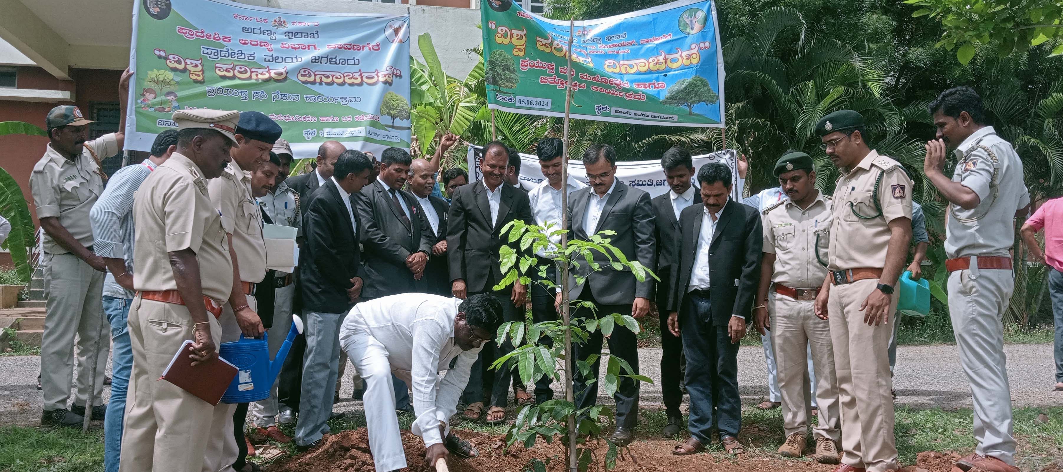  ಜಗಳೂರಿನ ನ್ಯಾಯಾಲಯದ ಆವರಣದಲ್ಲಿ ಬುಧವಾರ ವಿಶ್ವಪರಿಸರ ದಿನಾಚರಣೆ ಅಂಗವಾಗಿ ನ್ಯಾಯಾಧೀಶ ಾರ್. ಚೇತನ್ ಅವರ ನೇತೃತ್ವದಲ್ಲಿ ಸಸಿ ನೆಡುತೋಪಿಗೆ ಚಾಲನೆ ನೀಡಲಾಯಿತು. ವಕೀಲರ ಸಂಘದ ಅಧ್ಯಕ್ಷ ಮರೇನಹಳ್ಳಿ ಬಸವರಾಜ್ , ಆರ್.ಎಫ್.ಒ ಶ್ರೀನಿವಾಸ ನಾಯ್ಕ ಇದ್ದರು.