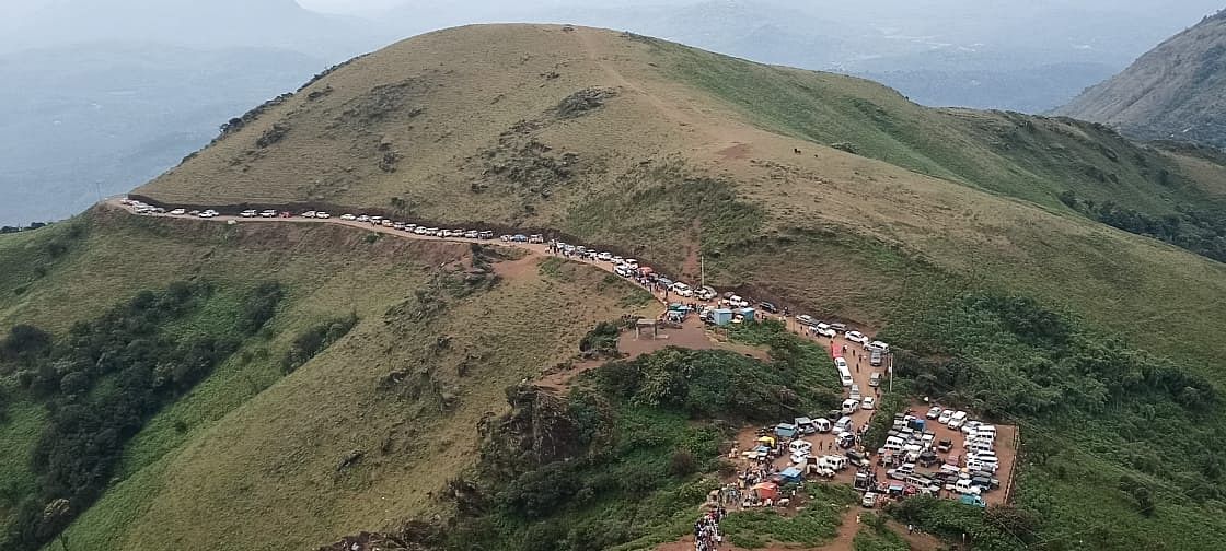 ಮುಳ್ಳಯ್ಯನಗಿರಿ ಪ್ರವಾಸಿ ತಾಣದಲ್ಲಿ ವಾಹನಗಳ ಸಾಲು