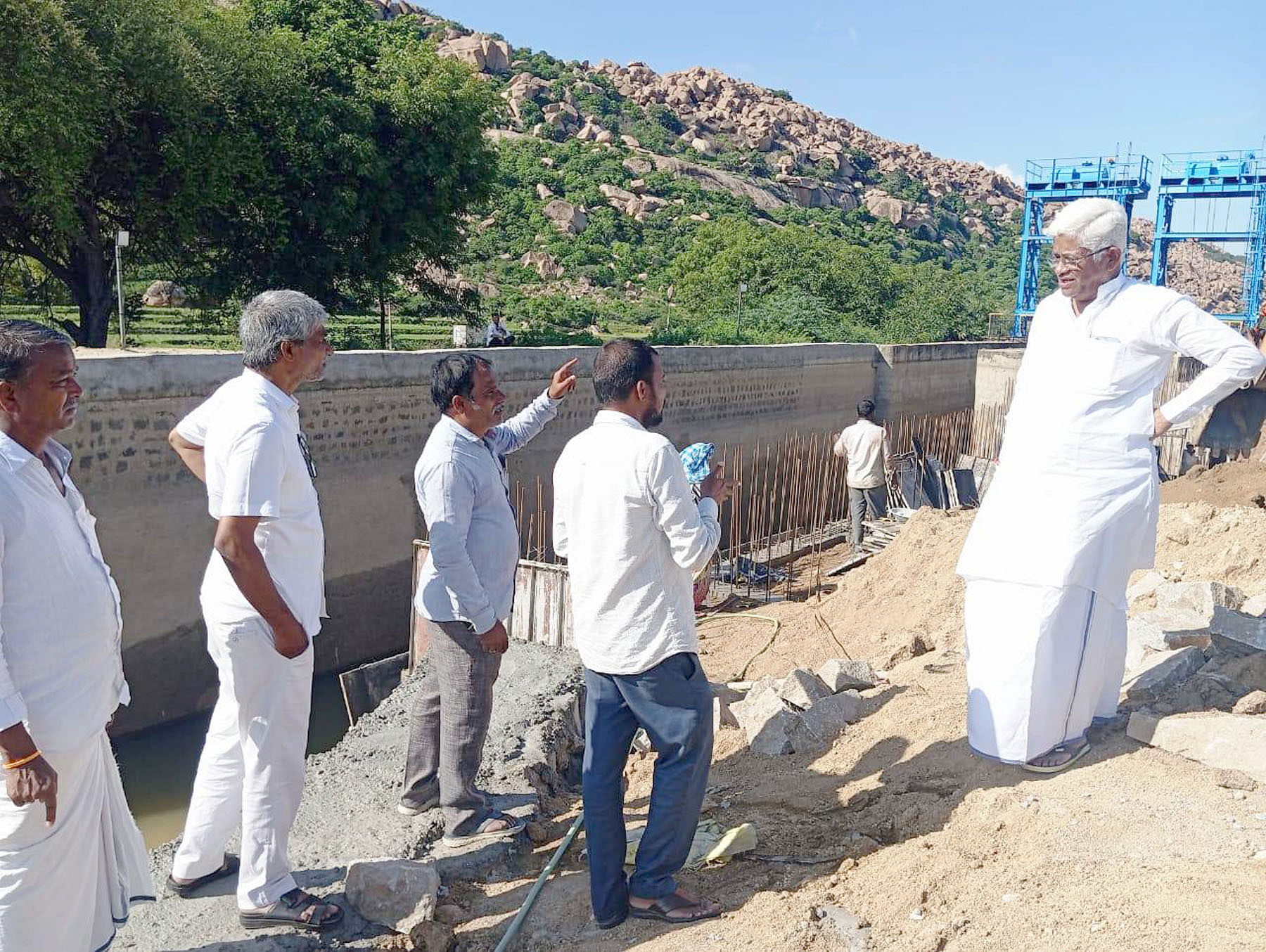 ಸಿಂಧನೂರಿನ ಸಾಣಾಪುರ ಮತ್ತು ಮಲ್ಲಾಪುರ ಬಳಿ ಇರುವ ಪವರ್ ಪ್ಲಾಂಟ್ ಹತ್ತಿರದ ಬಲ ಭಾಗದಲ್ಲಿ ಕುಸಿದಿದ್ದ ಕಲ್ಲಿನ ಗೋಡೆಯನ್ನು ನಿರ್ಮಿಸುತ್ತಿರುವ ಸ್ಥಳಕ್ಕೆ ಭಾನುವಾರ ಶಾಸಕ ಹಂಪನಗೌಡ ಬಾದರ್ಲಿ ಅವರು ಭೇಟಿ ನೀಡಿ ವೀಕ್ಷಿಸಿದರು