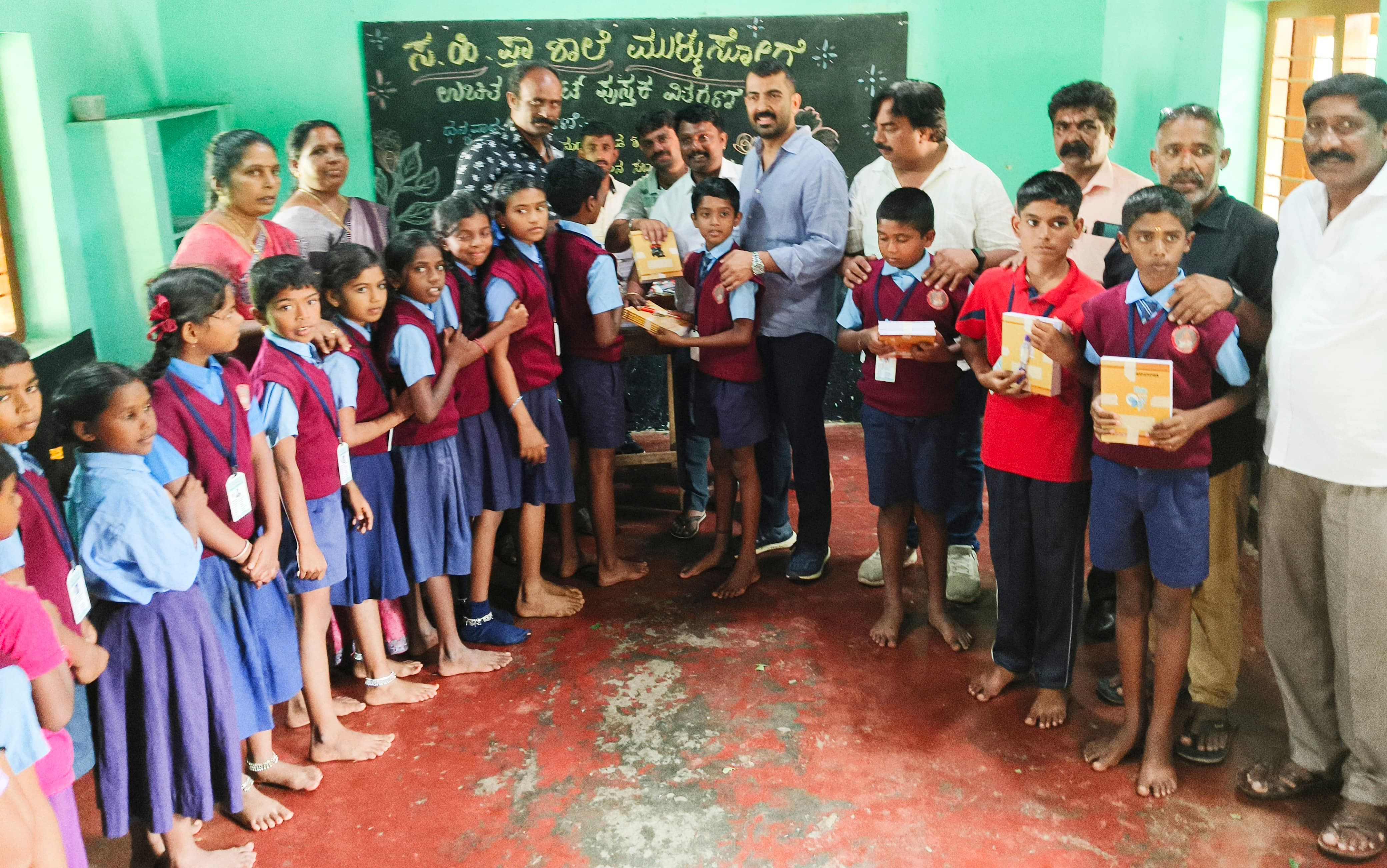 ಸಮೀಪದ ಮುಳ್ಳುಸೋಗೆ ಸರ್ಕಾರಿ ಹಿರಿಯ ಪ್ರಾಥಮಿಕ ಶಾಲೆಯಲ್ಲಿ ಬುಧವಾರ ಶಾಸಕ ಡಾ.ಮಂತರ್ ಗೌಡ ಅವರು ವಿದ್ಯಾರ್ಥಿಗಳಿಗೆ ನೋಟ್ ಬುಕ್ ಹಾಗೂ ಲೇಖನ ಸಾಮಗ್ರಿಗಳನ್ನು ವಿತರಿಸಿದರು