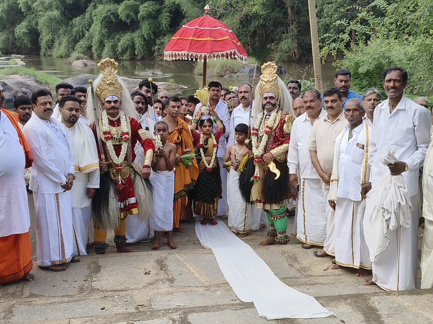 ಕುಶಾಲನಗರ ರಥಬೀದಿಯಲ್ಲಿರುವ ಚೌಡೇಶ್ವರಿ ಅಮ್ಮನ ದೇವಾಲಯ ವಾರ್ಷಿಕ ಉತ್ಸವ ಬುಧವಾರ ವೀರಗಾಸೆಯೊಂದಿಗೆ ವಿಜೃಂಭಣೆಯಿಂದ ನಡೆಯಿತು