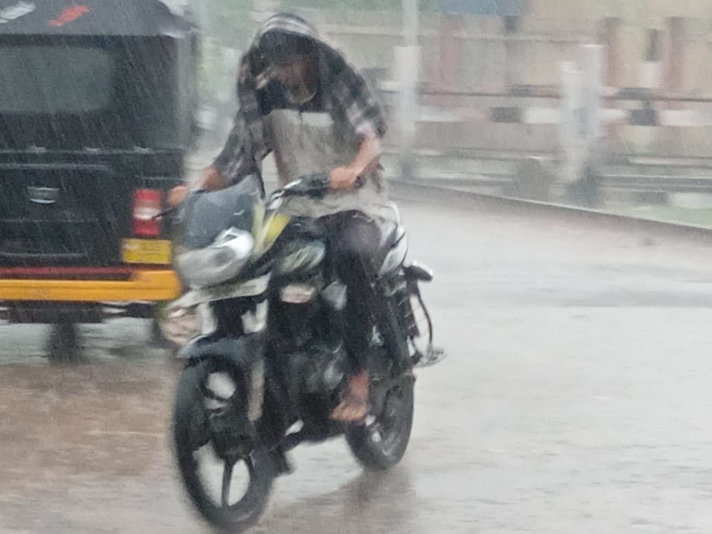 ಹೊಸಪೇಟೆ ತಾಲ್ಲೂಕಿನ ಮರಿಯಮ್ಮನಹಳ್ಳಿಯಲ್ಲಿ ಗುರುವಾರ ಸಂಜೆ ಬಿರುಸಿನ ಮಳೆ ಸುರಿದಾಗ ಬೈಕ್‌ ಸವಾರರೊಬ್ಬರು ಸಂಚರಿಸಿದ ಪರಿ  –ಪ್ರಜಾವಾಣಿ ಚಿತ್ರ