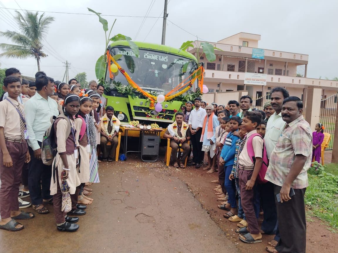 ಮಮದಾಪೂರ ಗ್ರಾಮಕ್ಕೆ ನೂತನವಾಗಿ ಬಸ್ ಸಂಚಾರ ಆರಂಭಕ್ಕೆ ಚಾಲಕ ನಿರ್ವಾಹಕ ಹಾಗೂ ಬಸ್ ಶೃಂಗರಿಸಿ ಗ್ರಾಮಸ್ಥರು