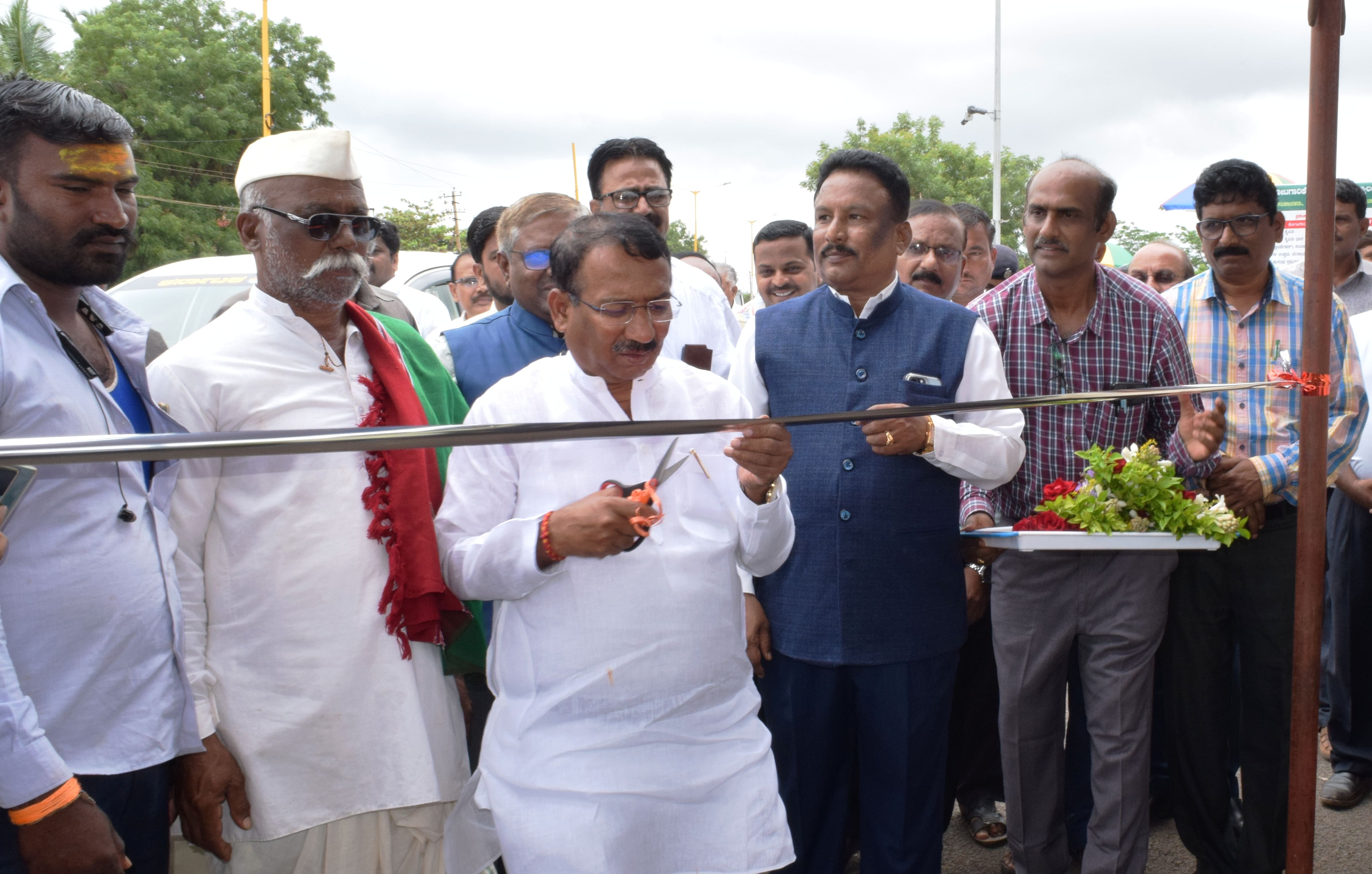 ಬಾಗಲಕೋಟೆಯ ತೋಟಗಾರಿಕೆ ವಿ.ವಿ.ಯಲ್ಲಿ ಸೋಮವಾರ ಸಸ್ಯಗಳ ಸಂತೆಯನ್ನು ಜಿಲ್ಲಾ ಉಸ್ತುವಾರಿ ಸಚಿವ ಆರ್.ಬಿ. ತಿಮ್ಮಾಪುರ ಉದ್ಘಾಟಿಸಿದರು