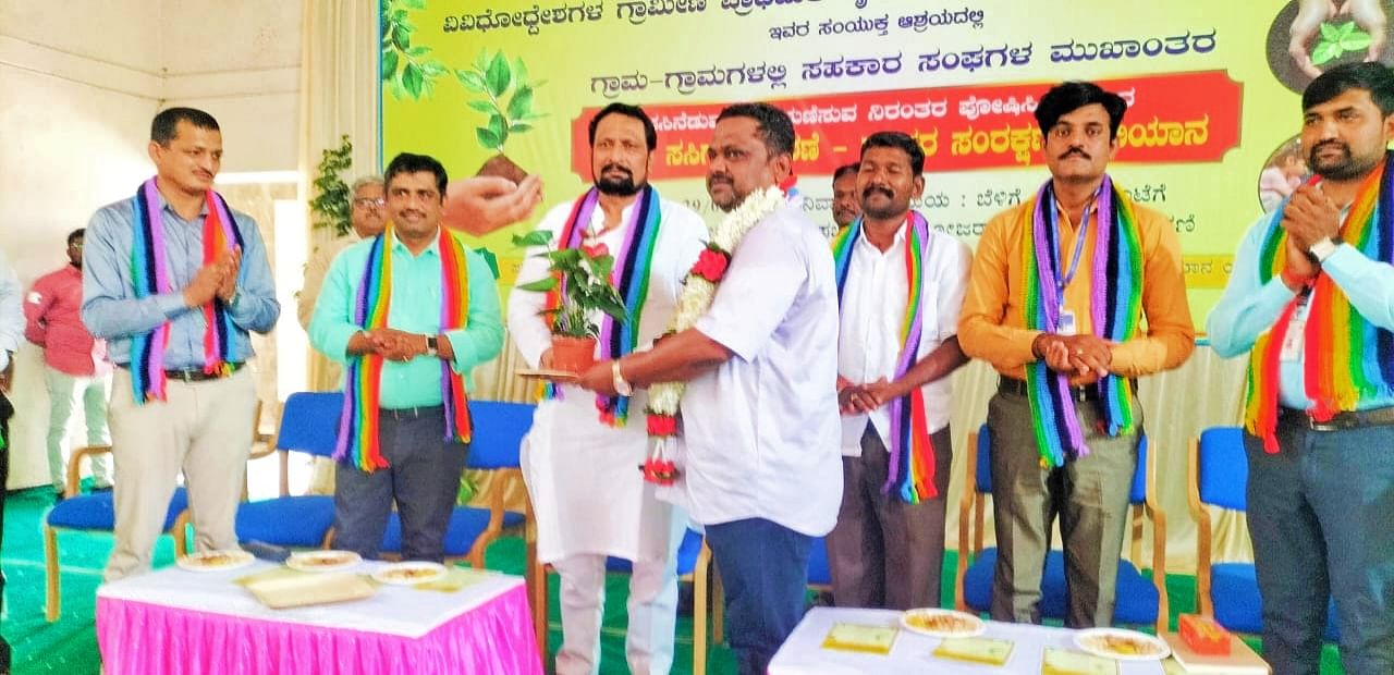 ಅಥಣಿಯಲ್ಲಿ ನಡೆದ ಕಾರ್ಯಕ್ರಮದಲ್ಲಿ ತಾಲ್ಲೂಕು ಸಹಕಾರಿ ಅಭಿವೃದ್ಧಿ ಅಧಿಕಾರಿ ರಾಘವೇಂದ್ರ ನೂಲಿ ಅವರನ್ನು ಶಾಸಕ ಲಕ್ಷ್ಮಣ ಸವದಿ ಸನ್ಮಾನಿಸಿ ಅಭಿನಂದಿಸಿದರು