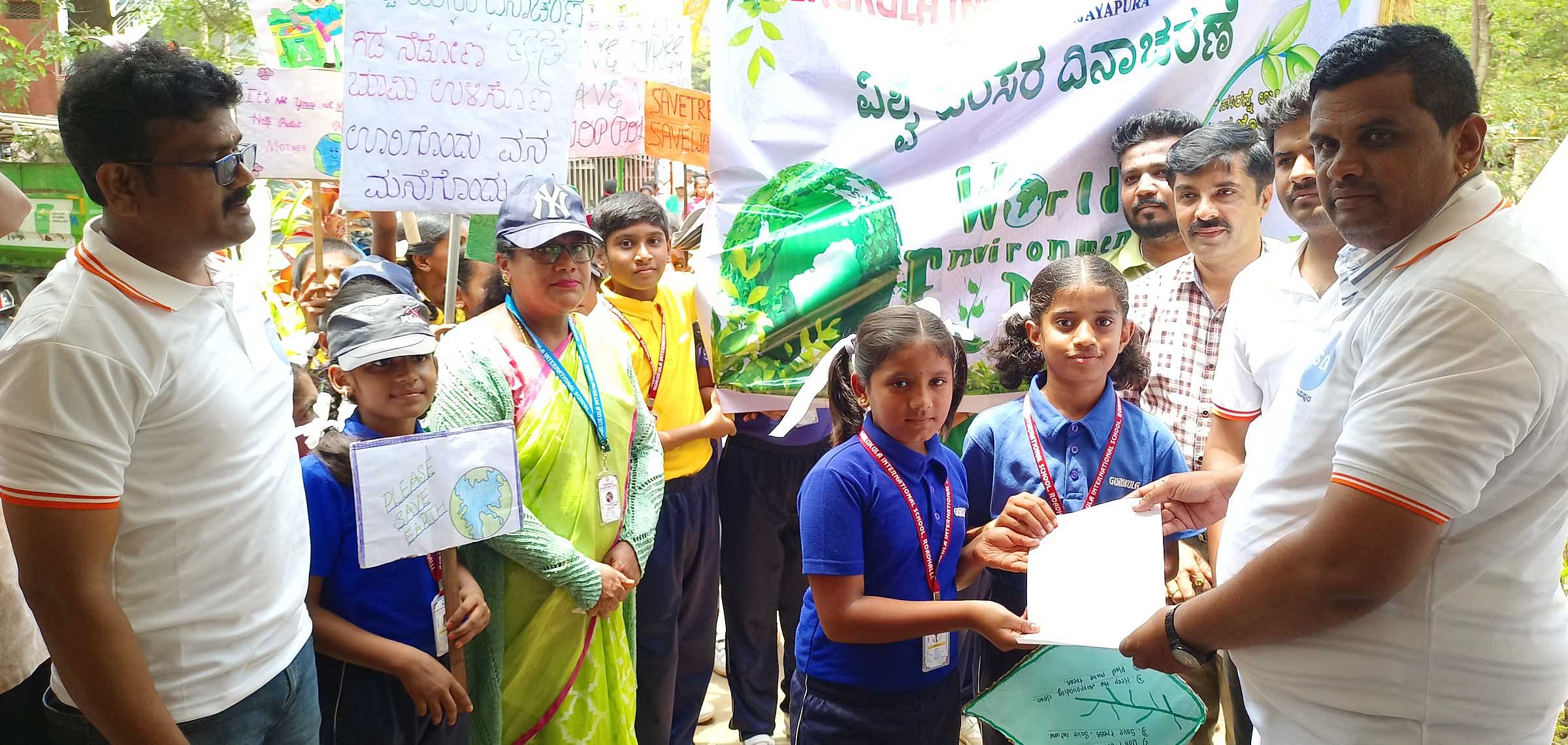 ವಿಜಯಪುರ ಅಮಾನಿಕೆರೆಯ ಏರಿ ಕಟ್ಟಡ ಹಾಗೂ ಕೋಳಿ ತ್ಯಾಜ್ಯ ಹಾಕುತ್ತಿರುವವರ ಮೇಲೆ ಕ್ರಮ ಕೈಗೊಳ್ಳುವಂತೆ ಪುರಸಭೆ ಆವರಣದಲ್ಲಿ ಗುರುಕುಲ ಶಾಲೆ ಮಕ್ಕಳು ಮನವಿ ಸಲ್ಲಿಸಿದರು