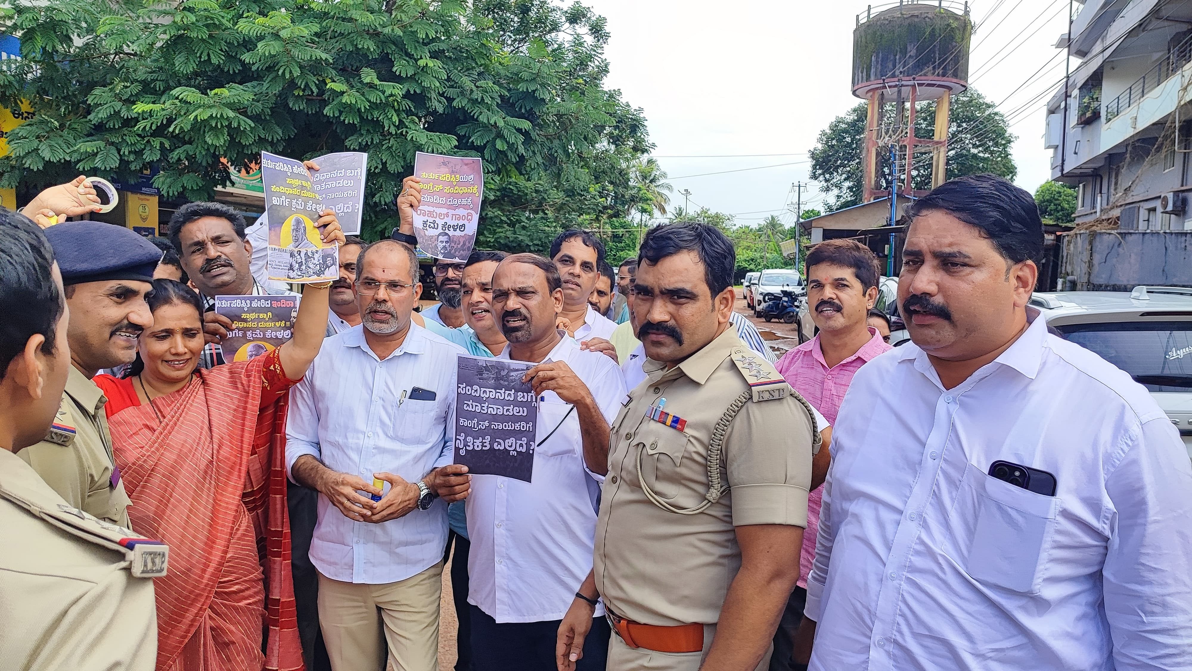 ಕಾಂಗ್ರೆಸ್ ಕಚೇರಿಗೆ ಫೋಸ್ಟರ್ ಅಂಟಿಸಲು ಮುಂದಾದ ಬಿಜೆಪಿ ಮುಖಂಡರನ್ನು ಪೊಲೀಸರು ತಡೆದರು