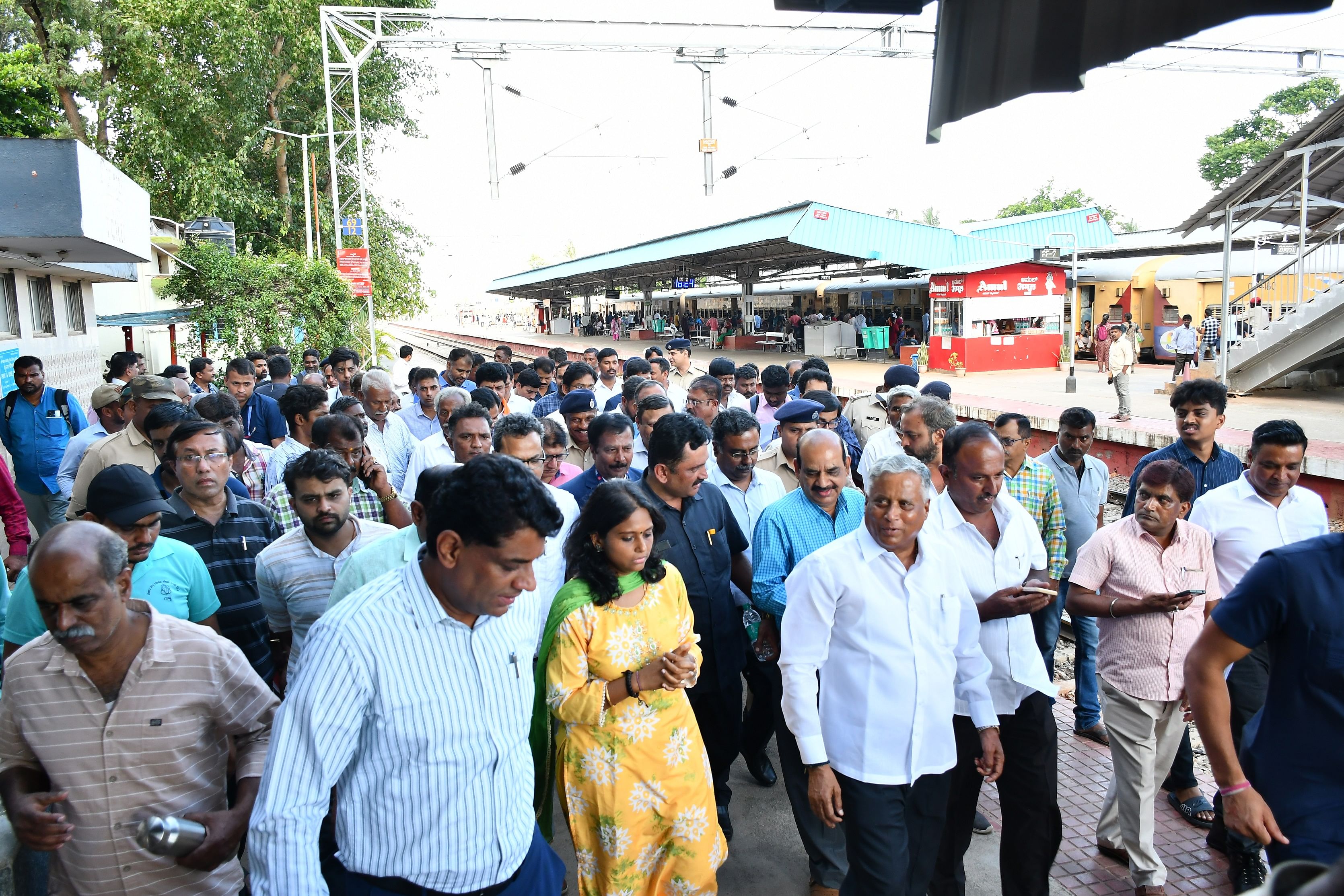 ತುಮಕೂರು ರೈಲು ನಿಲ್ದಾಣಕ್ಕೆ ಭಾನುವಾರ ಕೇಂದ್ರದ ಜಲಶಕ್ತಿ, ರೈಲ್ವೆ ಖಾತೆ ರಾಜ್ಯ ಸಚಿವ ವಿ.ಸೋಮಣ್ಣ ಭೇಟಿ ನೀಡಿದರು. ಜಿಲ್ಲಾಧಿಕಾರಿ ಶುಭಾ ಕಲ್ಯಾಣ್, ಜಿಲ್ಲಾ ಪಂಚಾಯಿತಿ ಸಿಇಒ ಜಿ.ಪ್ರಭು ಇತರರು ಹಾಜರಿದ್ದರು