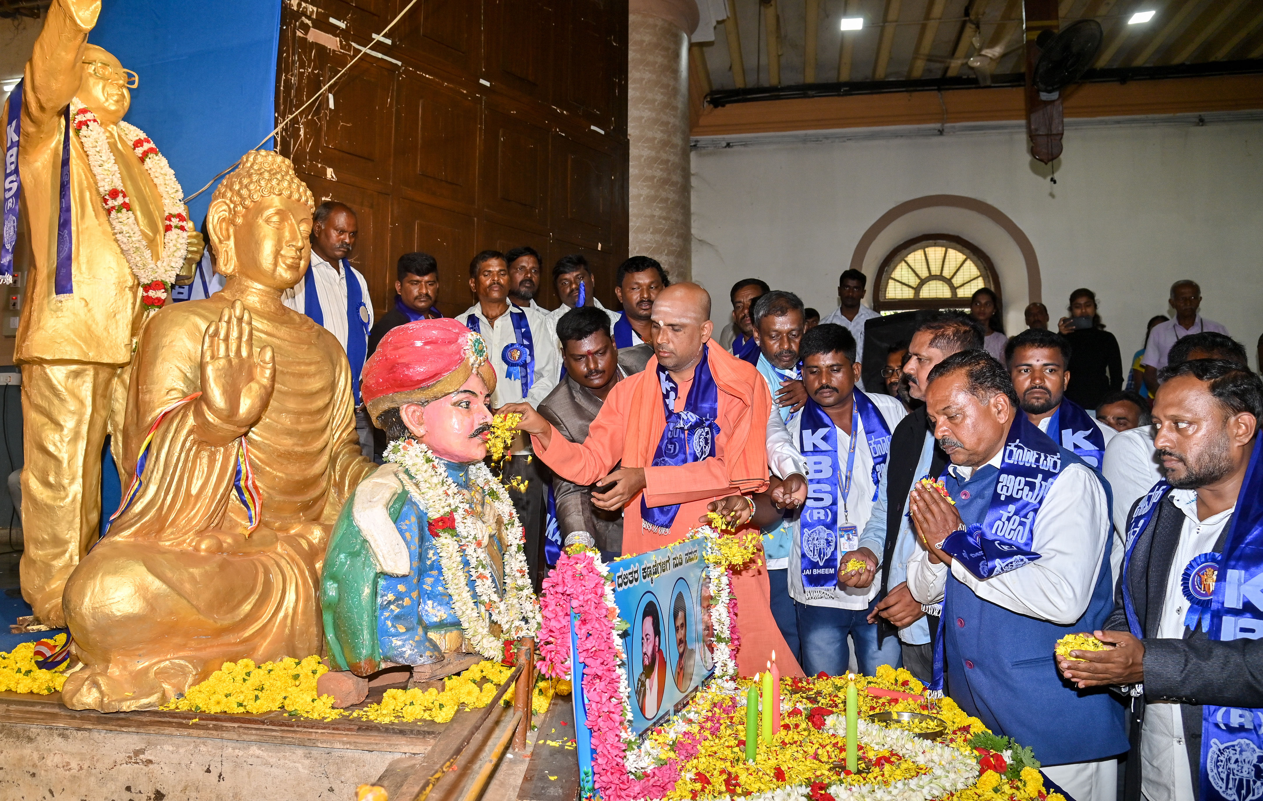 ಮೈಸೂರಿನ ಪುರಭವನದಲ್ಲಿ ಕರ್ನಾಟಕ ಭೀಮ್‌ ಸೇನೆಯಿಂದ ಸೋಮವಾರ ಆಯೋಜಿಸಿದ್ದ ನುಡಿನಮನ ಹಾಗೂ ಎಸ್‌ಎಸ್‌ಎಲ್‌ಸಿ ಮತ್ತು ಪಿಯು ವಿದ್ಯಾರ್ಥಿಗಳಿಗೆ ಪ್ರತಿಭಾ ಪುರಸ್ಕಾರ ಕಾರ್ಯಕ್ರಮವನ್ನು ಜ್ಞಾನಪ್ರಕಾಶ ಸ್ವಾಮೀಜಿ ಉದ್ಘಾಟಿಸಿದರು. ಲೋಕೇಶ್, ಸರ್ವೇಶ್, ಮಂಜುನಾಥ್, ಪುರುಷೋತ್ತಮ್, ನರಸಿಂಹಮೂರ್ತಿ ಭಾಗವಹಿಸಿದ್ದರು– ಪ್ರಜಾವಾಣಿ ಚಿತ್ರ