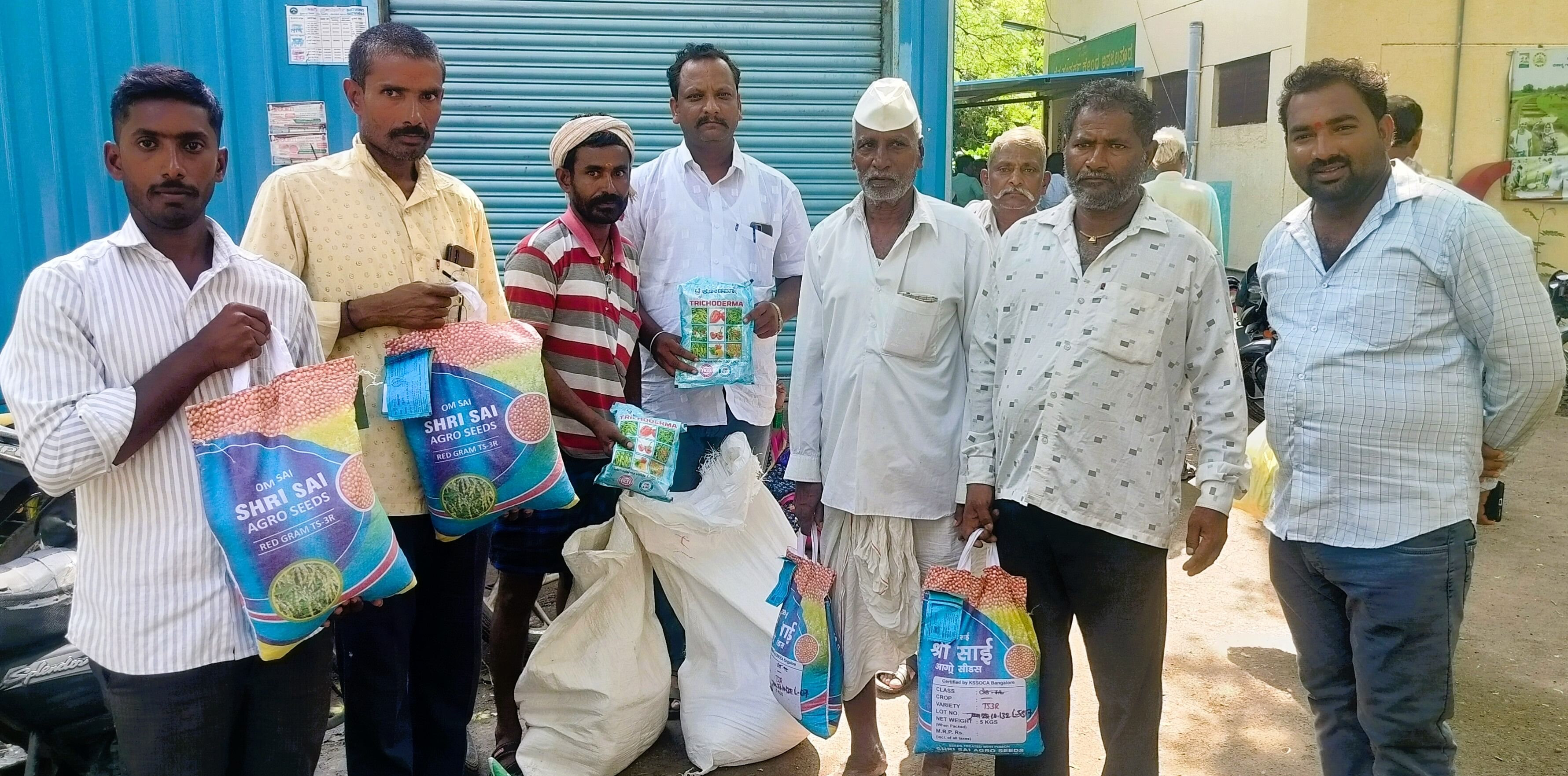 ಅಫಜಲಪುರ ರೈತ ಸಂಪರ್ಕ ಕೇಂದ್ರದಲ್ಲಿ ರೈತರು ಸಹಾಯಧನದಲ್ಲಿ ಬಿತ್ತನೆ ಬೀಜ ಖರೀದಿಸಿದರು