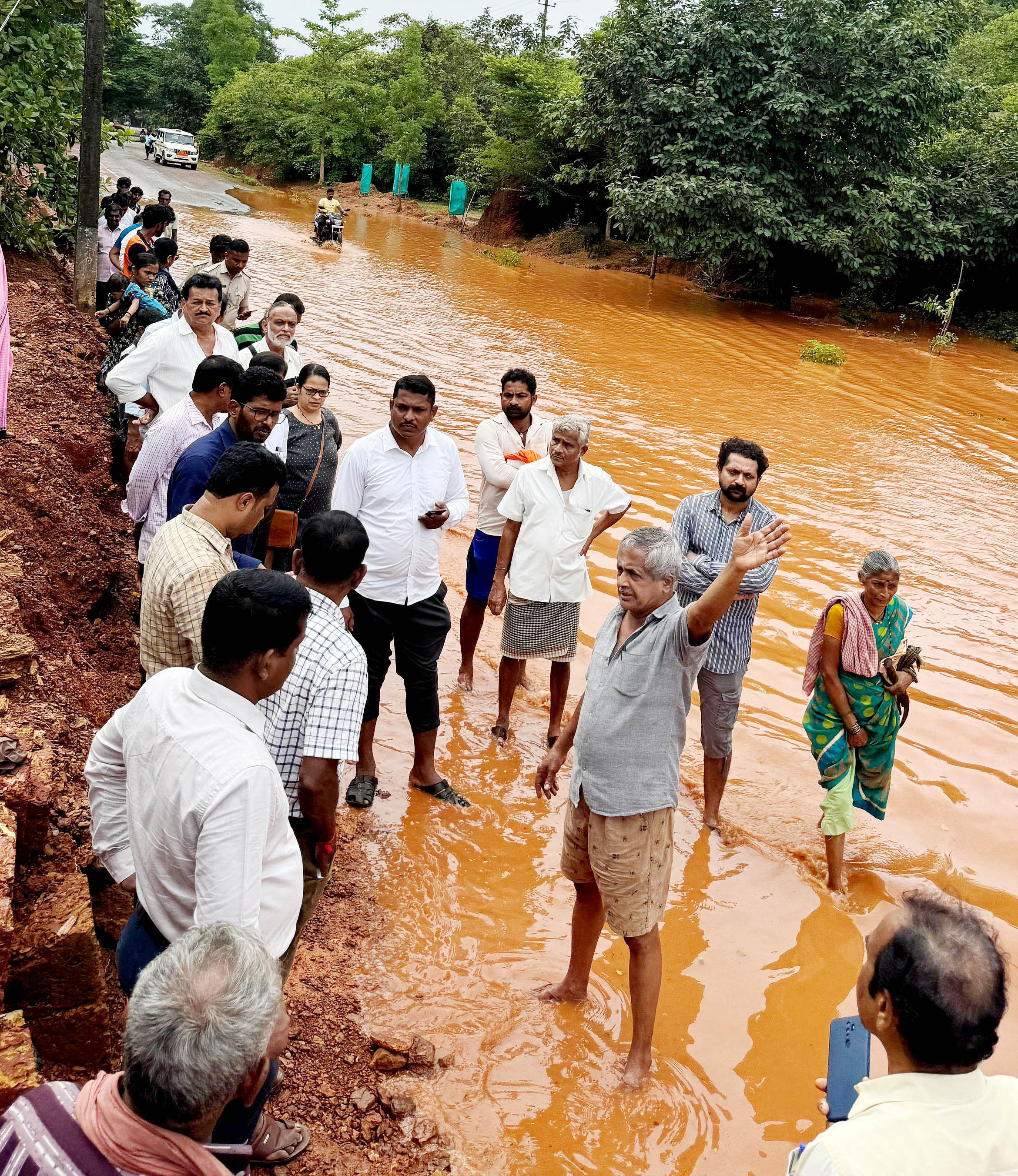 ಕುಮಟಾ ತಾಲ್ಲೂಕಿನ ವಾಲಗಳ್ಳಿ ಗ್ರಾಮ ಪಂಚಾಯಿತಿಯ ಹಾರೋಡಿ ಬಳಿ ಜಲಾವೃತಗೊಂಡ ಕುಮಟಾ-ಸಿದ್ದಾಪುರ ರಸ್ತೆಯನ್ನು ತಹಶೀಲ್ದಾರ್ ಪ್ರವೀಣ ಕರಾಂಡೆ ಗುರುವಾರ ವೀಕ್ಷಿಸಿದರು