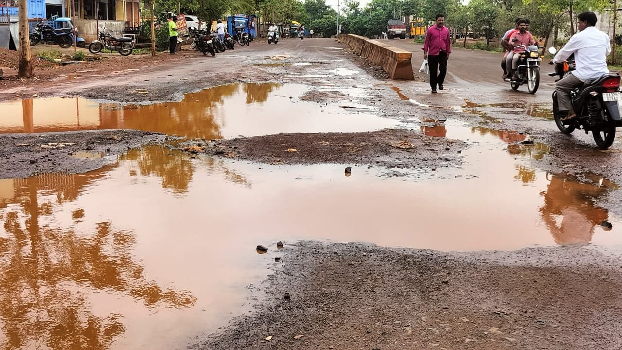 ಚಿಂಚೋಳಿ ತಾಲ್ಲೂಕು ಕುಂಚಾವರಂದಲ್ಲಿ‌ ಮಳೆಯಿಂದ ರಸ್ತೆಯ ಹೊಂಡಗಳಲ್ಲಿ ಮಳೆ ನೀರು ನಿಂತಿರುವುದು