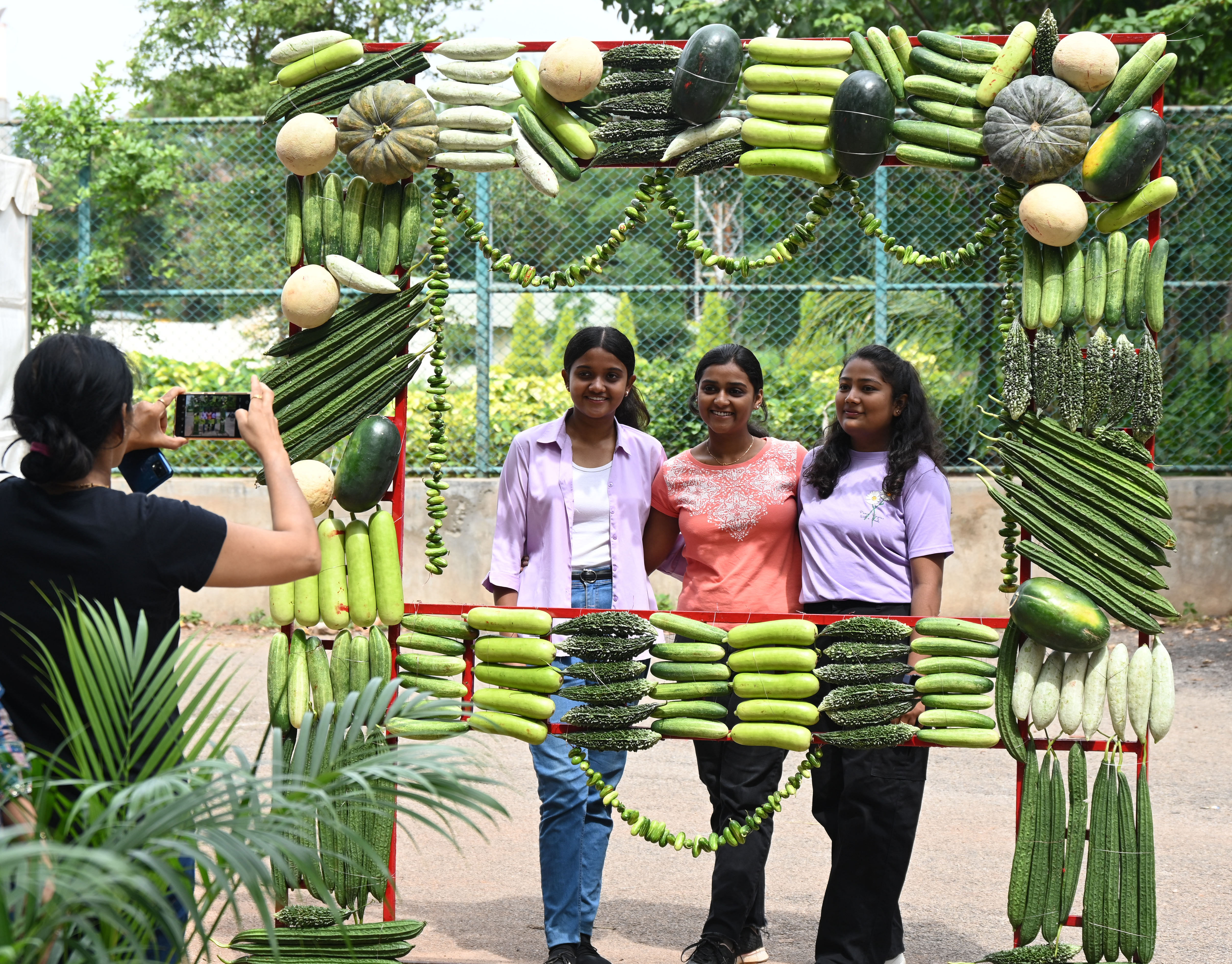 ಜಿಕೆವಿಕೆ ಆವರಣದಲ್ಲಿ ಶನಿವಾರ ನಡೆದ ಉತ್ಪನ್ನಗಳ ಸಂತೆಯಲ್ಲಿ ತರಕಾರಿ ಸೆಲ್ಫಿ ಪಾಯಿಂಟ್‌ನಲ್ಲಿ ಯುವತಿಯರು ಫೋಟೊ ತೆಗೆಸಿಕೊಂಡರು –ಪ್ರಜಾವಾಣಿ ಚಿತ್ರ