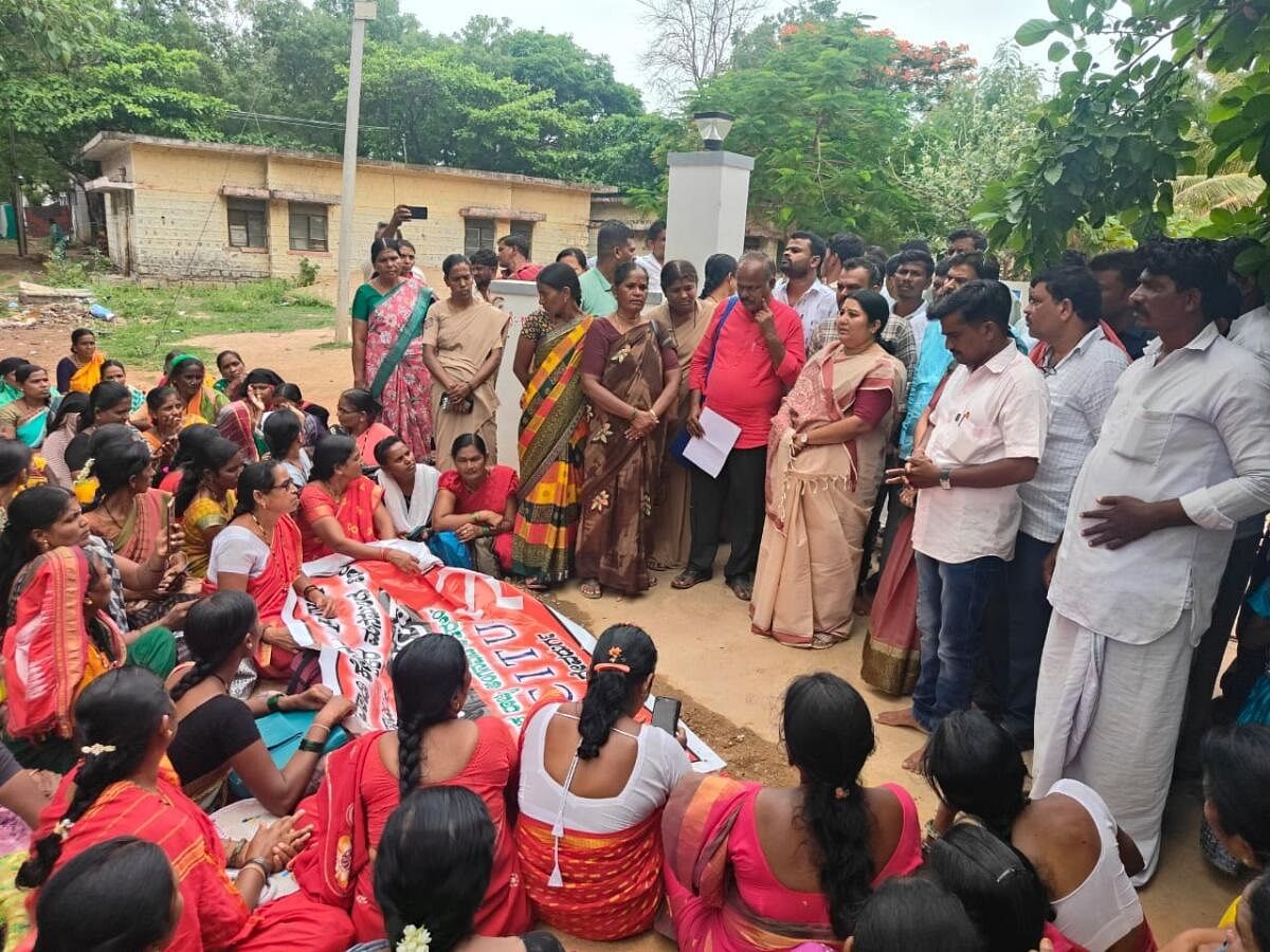 ದೇವದುರ್ಗದ ಶಾಸಕರ ಕಚೇರಿ ಎದುರು ಸಿಐಟಿಯು ವತಿಯಿಂದ ಬುಧವಾರ ಹಮ್ಮಿಕೊಂಡಿದ್ದ ಪ್ರತಿಭಟನೆಯಲ್ಲಿ ಮನವಿ ಸ್ವೀಕರಿಸಿದ ಶಾಸಕಿ ಕರೆಮ್ಮ ಜಿ.ನಾಯಕ ಮಾತನಾಡಿದರು