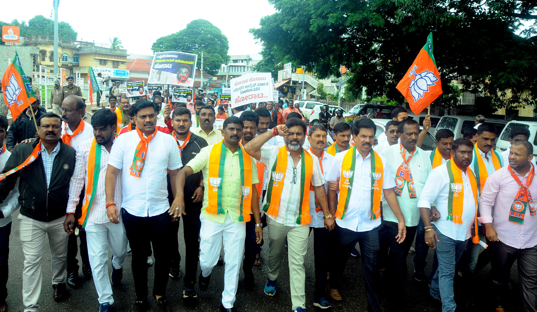 ಮಹರ್ಷಿ ವಾಲ್ಮೀಕಿ ಅಭಿವೃದ್ಧಿ ನಿಗಮದ ಅಕ್ರಮ ಹಣ ವರ್ಗಾವಣೆ ಸಮಗ್ರ ತನಿಖೆ ನಡೆಸಿ ತಪ್ಪಿತಸ್ಥರ ಬಂಧಿಸುವಂತೆ  ಆಗ್ರಹಿಸಿ ಬಿಜೆಪಿ ಮುಖಂಡರು ಹಾಗೂ ಕಾರ್ಯಕರ್ತರು ಚಿಕ್ಕಮಗಳೂರಿನಲ್ಲಿ ಪ್ರತಿಭಟನೆ ನಡೆಸಿದರು