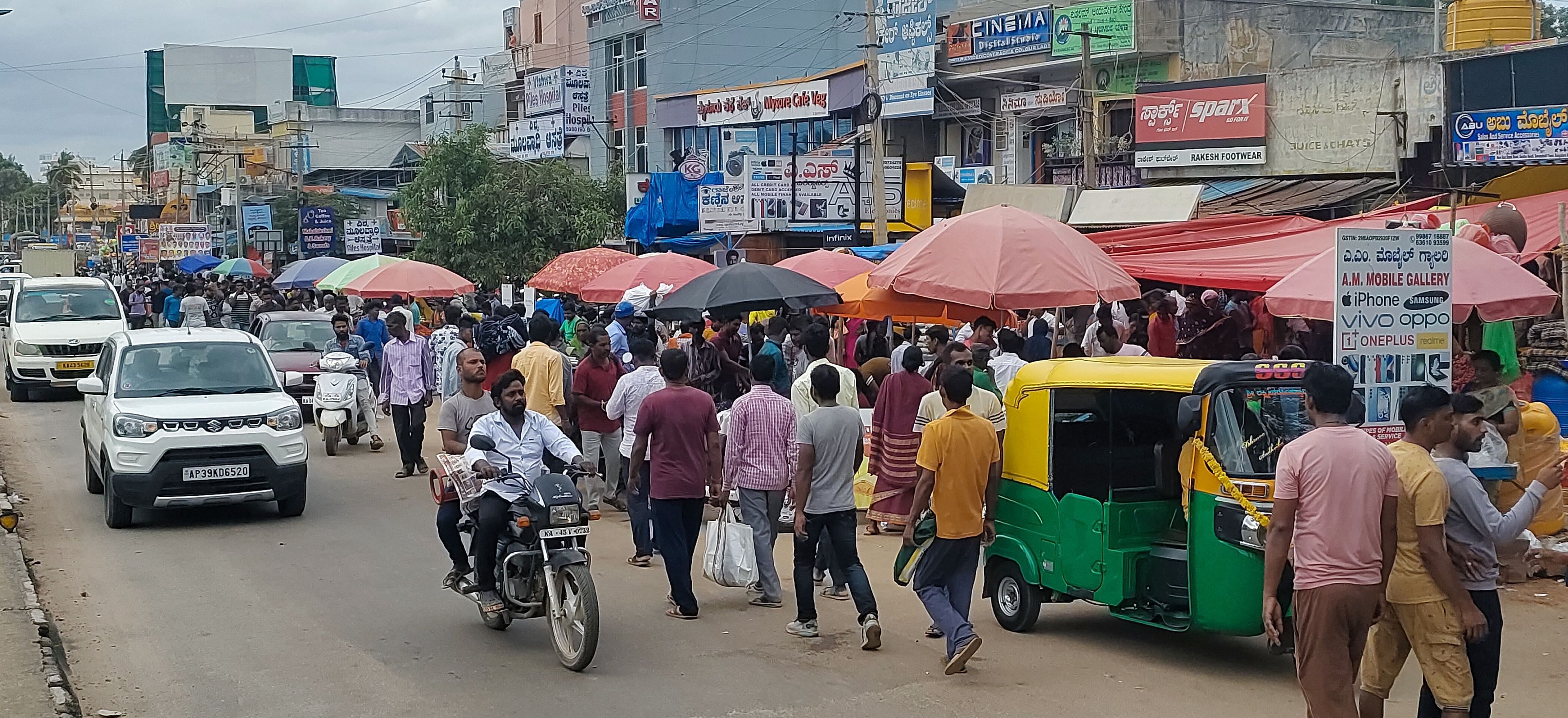 ದೇವನಹಳ್ಳಿ ಪಟ್ಟಣದಲ್ಲಿ ನಡೆಯುವ ಸಂತೆಯಲ್ಲಿ ವ್ಯಾಪಾರಸ್ಥರು ರಸ್ತೆಯ ಮಧ್ಯೆ ಭಾಗದವರೆಗೂ ಅಂಗಡಿಗಳನ್ನು ಇಟ್ಟಿಕೊಂಡಿರುವುದು