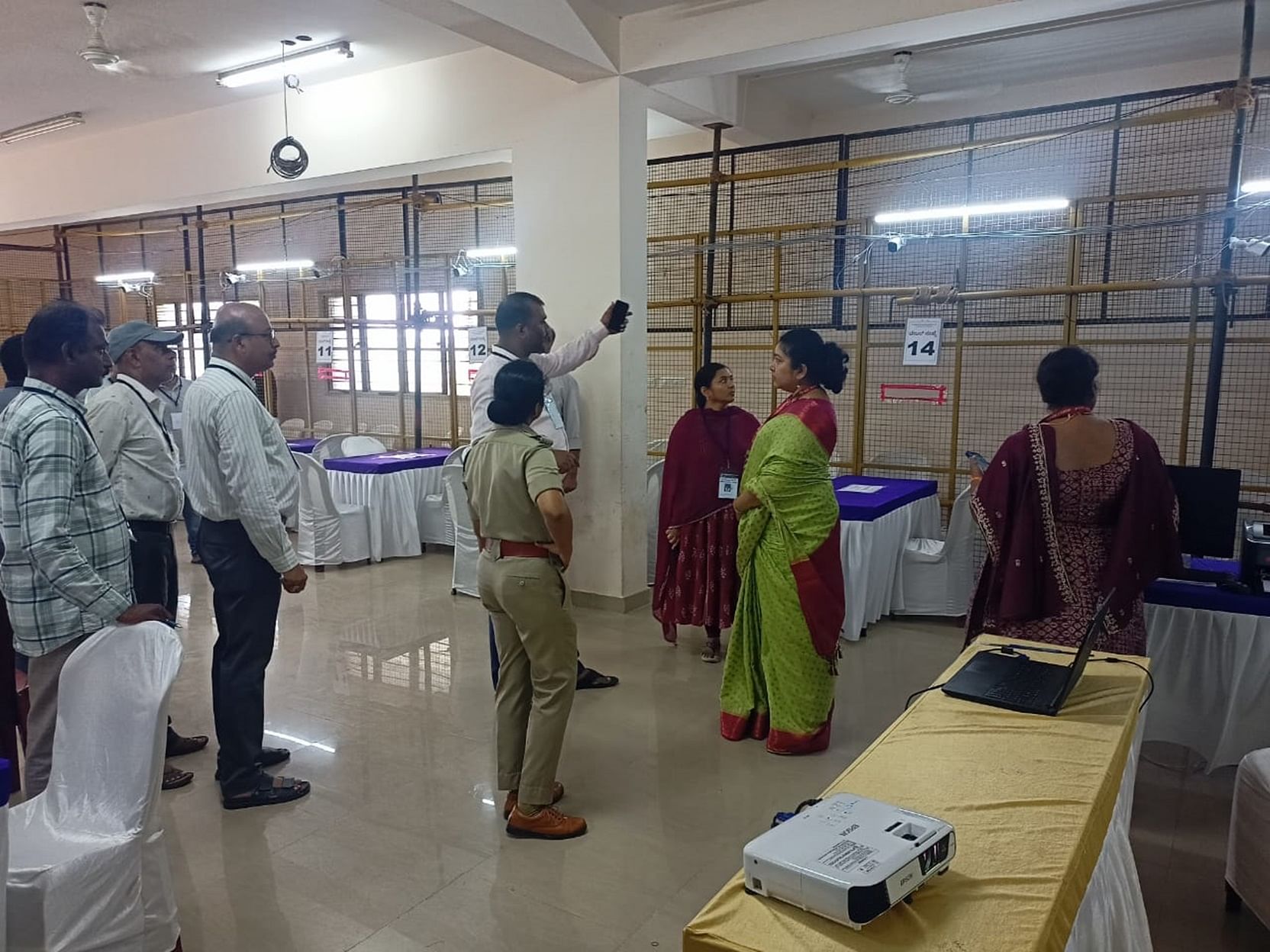 ಜಿಲ್ಲಾಧಿಕಾರಿ ಸಿ.ಟಿ.ಶಿಲ್ಪಾ ನಾಗ್‌, ಎಸ್‌ಪಿ ಪದ್ಮಿನಿ ಸಾಹು, ಹೆಚ್ಚುವರಿ ಜಿಲ್ಲಾಧಿಕಾರಿ ಗೀತಾ ಹುಡೇದ ಅವರು ಭಾನುವಾರ ಬೇಡರಪುರದ ಸರ್ಕಾರಿ ಎಂಜಿನಿಯರಿಂಗ್‌ ಕಾಲೇಜಿಗೆ ಭೇಟಿ ನೀಡಿ ಮತ ಎಣಿಕೆಗೆ ಮಾಡಿರುವ ಸಿದ್ಧತೆಯನ್ನು ಪರಿಶೀಲಿಸಿದರು