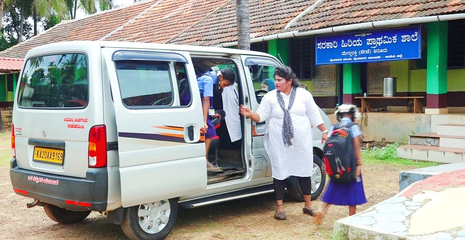 ವಿದ್ಯಾರ್ಥಿಗಳನ್ನು ಶಾಲೆಗೆ ಕರೆತರುತ್ತಿರುವ ಜ್ಯೋತಿ 