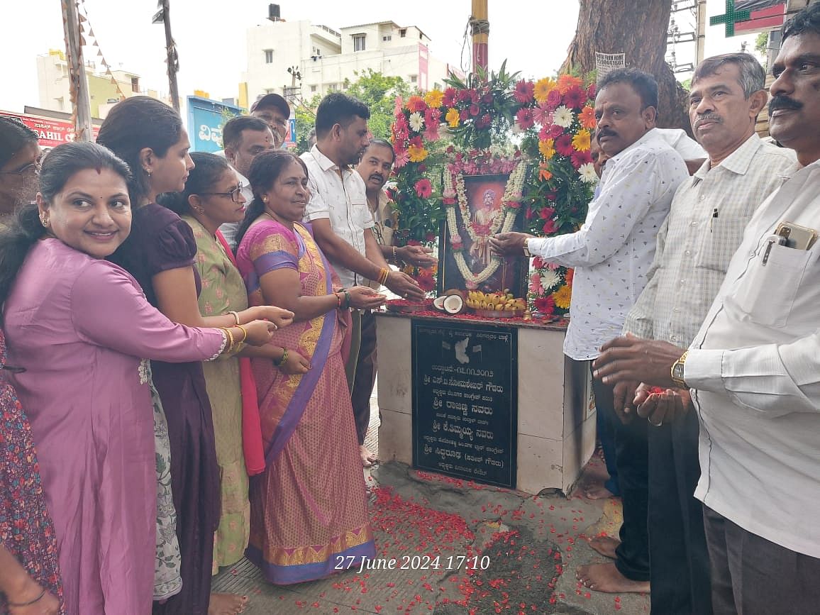 ನಾಗದೇವನಹಳ್ಳಿಯಲ್ಲಿ ಹಮ್ಮಿಕೊಂಡಿದ್ದ ಬೆಂಗಳೂರು ನಿರ್ಮಾತೃ ನಾಡಪ್ರಭು ಕೆಂಪೇಗೌಡ ಜಯಂತಿಯ ಅಂಗವಾಗಿ ಕೆಂಪೇಗೌಡರ ಭಾವಚಿತ್ರಕ್ಕೆ ಪುಷ್ಪನಮನ ಸಲ್ಲಿಸಲಾಯಿತು.