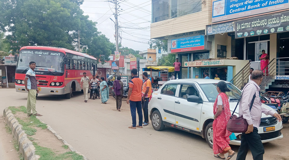 ನರೇಗಲ್‌ ಪಟ್ಟಣದ ಬಸ್‌ ನಿಲ್ದಾಣದ ಹಿಂಬದಿ ದುರ್ಗಾ ಹೋಟೆಲ್‌ ಎದುರು ಗುರುವಾರ ಬೆಳಿಗ್ಗೆ ಖಾಸಗಿ ವಾಹನಗಳನ್ನು ನಿಲ್ಲಿಸಲಾಗಿದ್ದರಿಂದ ಬಸ್ ಸಂಚಾರಕ್ಕೆ ತೊಂದರೆ ಉಂಟಾಯಿತು