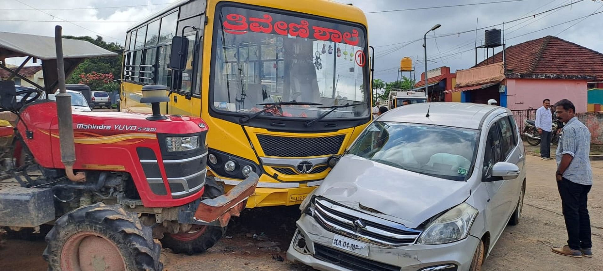 ವಿರಾಜಪೇಟೆ ಗಾಂಧಿನಗರದಲ್ಲಿ ಬುಧವಾರ ಚಾಲಕನಿಗೆ ಹೃದಯಾಘಾತವಾದ ಪರಿಣಾಮ ಶಾಲಾ ಬಸ್‌ ಒಂದು ನಿಯಂತ್ರಣ ಕಳೆದುಕೊಂಡು ಕಾರು ಹಾಗೂ ಟ್ರ್ಯಾಕ್ಟರ್‌ಗೆ ಡಿಕ್ಕಿ ಹೊಡೆಯಿತು 