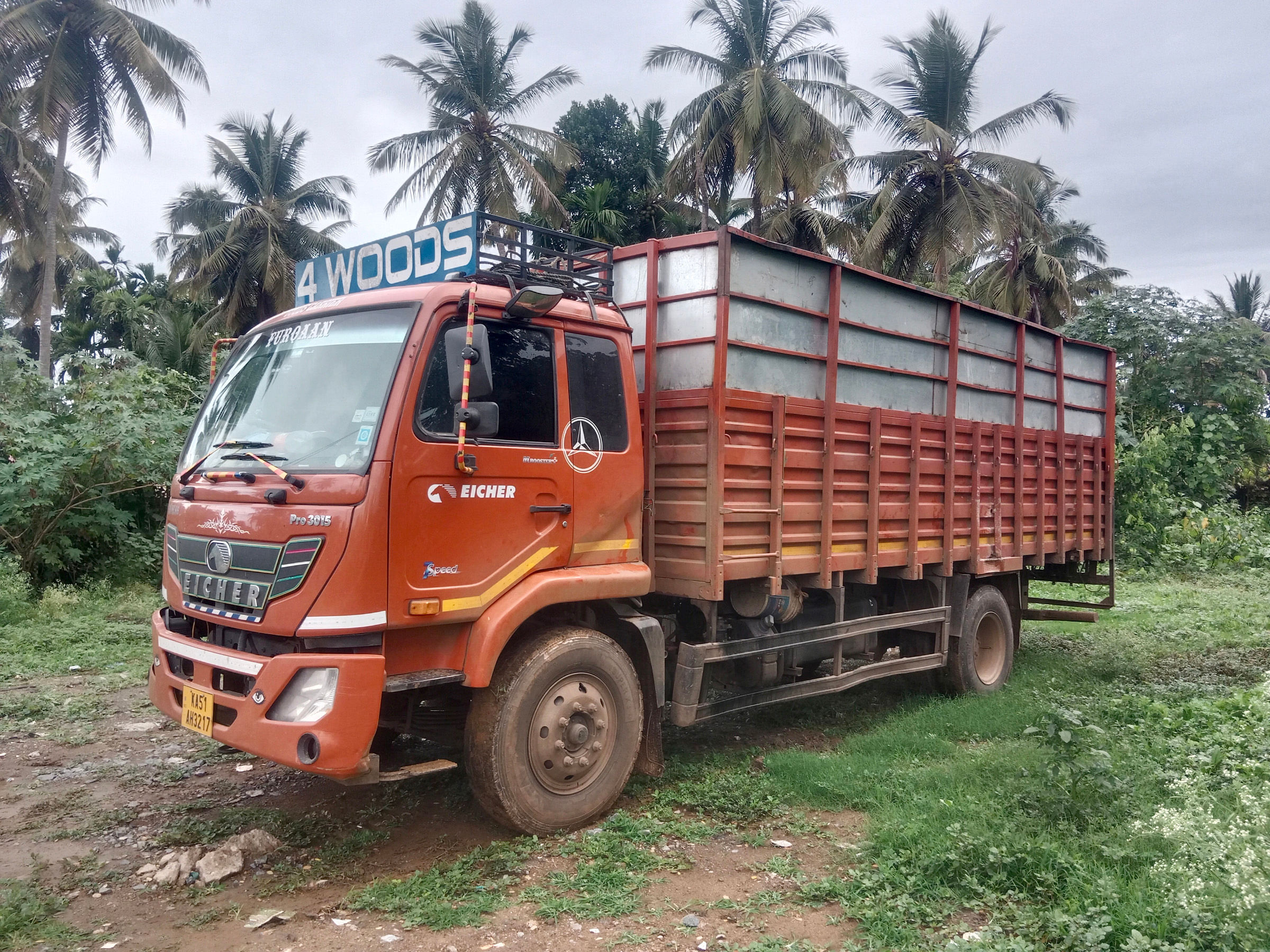 ಹೊಳೆಹೊನ್ನೂರಿನ ಸಮೀಪದ ಕೂಡ್ಲಿ ಕ್ರಾಸ್ ಬಳಿ ದನದ ಮಾಂಸದ ತ್ಯಾಜ್ಯ ಸಾಗಿಸುತ್ತಿದ್ದ ಲಾರಿ.