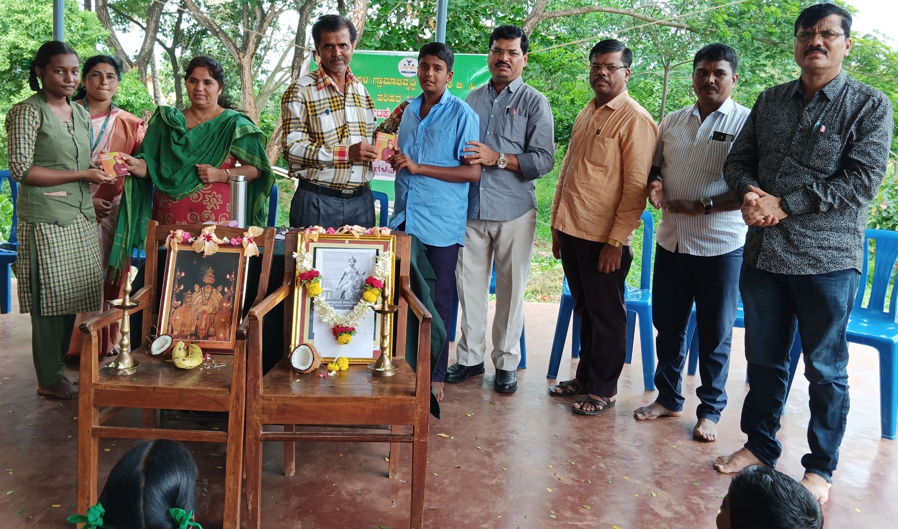 ಹರಿಹರ ತಾಲ್ಲೂಕಿನ ಹನಗವಾಡಿ ಗ್ರಾಮದ ಸರ್ಕಾರಿ ಪ್ರೌಢಶಾಲೆಯಲ್ಲಿ ಆಯೋಜಿಸಿದ್ದ ಮಾದಕ ವಸ್ತು ವಿರೋಧಿ ದಿನಾಚರಣೆಯಲ್ಲಿ ಸಂಪನ್ಮೂಲ ವ್ಯಕ್ತಿ ಎಚ್.ಎಂ.ಸದಾನಂದ ವಿದ್ಯಾರ್ಥಿಗಳಿಗೆ ರಾಷ್ಟ್ರ ನಾಯಕರ ಪುಸ್ತಕಗಳನ್ನು ವಿತರಿಸಿದರು