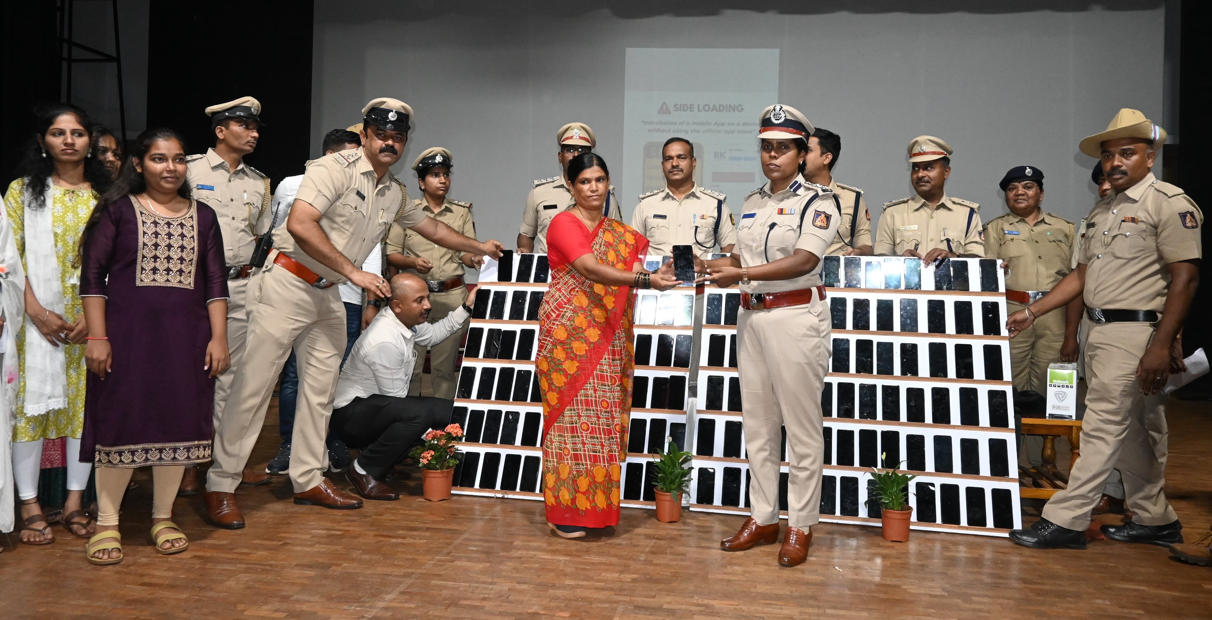 ಹುಬ್ಬಳ್ಳಿ ಸವಾಯಿ ಗಂಧರ್ವ ಸಭಾಂಗಣದಲ್ಲಿ ಬುಧವಾರ ನಡೆದ ಕಾರ್ಯಕ್ರಮದಲ್ಲಿ ಪೊಲೀಸ್‌ ಕಮಿಷನರ್‌ ರೇಣುಕಾ ಸುಕುಮಾರ್‌ ಅವರು, ಪತ್ತೆ ಹಚ್ಚಿದ ಮೊಬೈಲ್‌ ಅನ್ನು ಕಳೆದುಕೊಂಡ ವಾರಸ್ದಾರರಿಗೆ ಹಸ್ತಾಂತರಿಸಿದರು