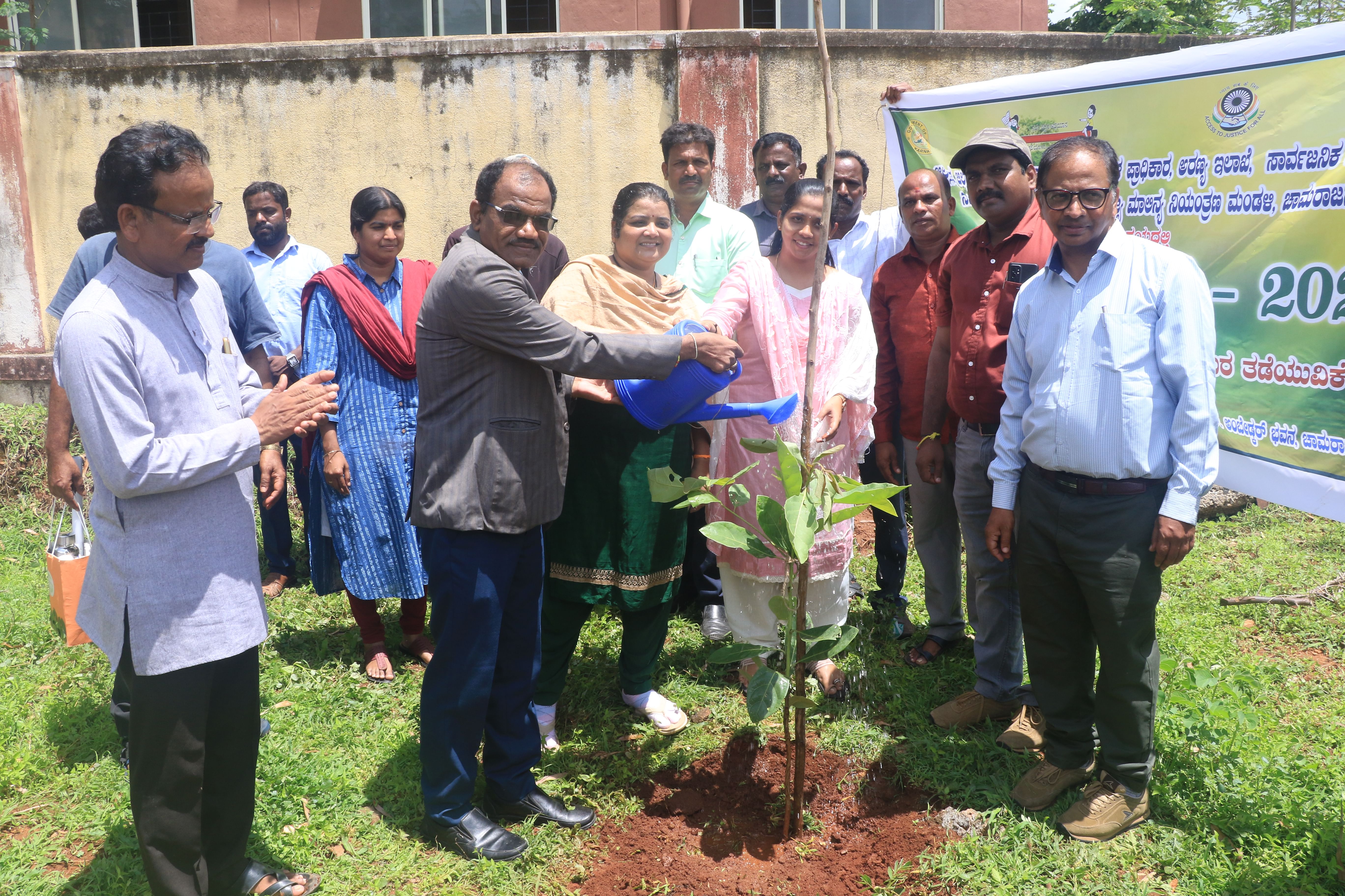 ವಿಶ್ವ ಪರಿಸರ ದಿನದ ಅಂಗವಾಗಿ ಚಾಮರಾಜನಗರ ಅಂಬೇಡ್ಕರ್‌ ಭವನದಲ್ಲಿ ನಡೆದ ಕಾರ್ಯಕ್ರಮದಲ್ಲಿ ಜಿಲ್ಲಾ ಕಾನೂನು ಸೇವೆಗಳ ಸದಸ್ಯ ಕಾರ್ಯದರ್ಶಿ ಈಶ್ವರ್‌ ಅವರು ಗಿಡ ನೆಟ್ಟು ನೀರು ಎರೆದರು. ಹೆಚ್ಚುವರಿ ಜಿಲ್ಲಾಧಿಕಾರಿ ಗೀತಾಹುಡೇದ, ಪ್ರಭಾರ ಡಿಸಿಎಫ್‌ ಸಭ್ಯಶ್ರೀ, ಸಿ,ಎಂ.ವೆಂಕಟೇಶ್‌ ಇತರರು ಭಾಗವಹಿಸಿದ್ದರು