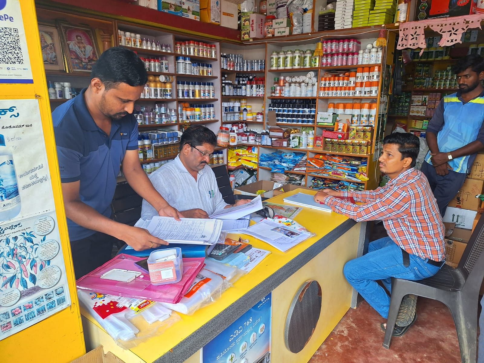 ಮೂಡಲಗಿ ತಾಲ್ಲೂಕಿನ ಕಲ್ಲೋಳಿಯಲ್ಲಿ ರಸಗೊಬ್ಬರ ಮಳಿಗೆಯಲ್ಲಿ  ಕೃಷಿ ಇಲಾಖೆಯ ಸಹಾಯಕ ಕೃಷಿ ನಿರ್ದೇಶಕ ಎಂ.ಎಂ. ನದಾಫ ದಾಖಲೆಗಳನ್ನು ಪರಿಶೀಲಿಸುತ್ತಿರುವರು.  ಕೃಷಿ ಅಧಿಕಾರಿ ವಿನಾಯಿಕ ತುರಾಯಿದಾರ ಚಿತ್ರದಲ್ಲಿ ಇರುವರು. 