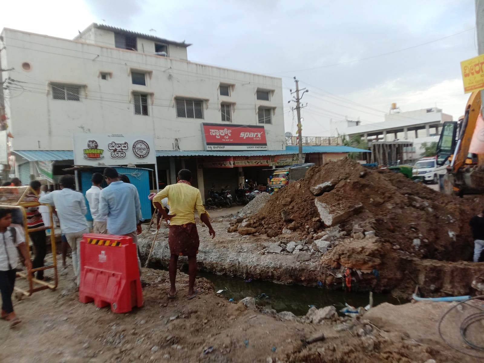 ಸೈದಾಪುರ ಪಟ್ಟಣದ ಕನಕ ವೃತ್ತದಲ್ಲಿ ಒಳ ಚರಂಡಿ ನಿರ್ಮಾಣಕ್ಕಾಗಿ ರಸ್ತೆ ಅಗೆದಿರುವುದು