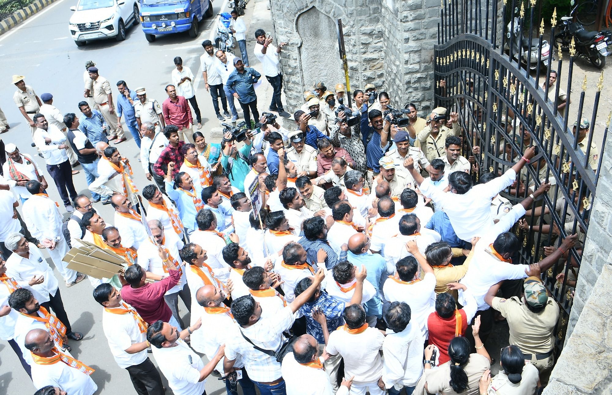 ಕಲಬುರಗಿಯ ಜಿಲ್ಲಾಧಿಕಾರಿ ಕಚೇರಿಯನ್ನು ಶುಕ್ರವಾರ ಮುತ್ತಿಗೆ ಹಾಕಲು ಯತ್ನಿಸಿದ ಬಿಜೆಪಿ ಕಾರ್ಯಕರ್ತರನ್ನು ಪೊಲೀಸರು ತಡೆದರು