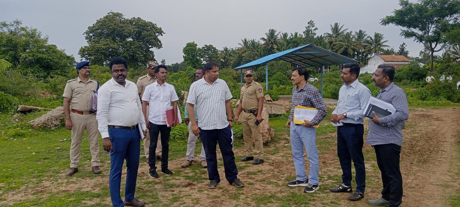 ಬೆಟ್ಟದಪುರ ಸಮೀಪದ ಕೋಮಲಾಪುರದಲ್ಲಿ ಕುಸುಮ್ ಯೋಜನೆ ಅಡಿಯಲ್ಲಿ ಜಿಲ್ಲಾಧಿಕಾರಿ ಕೆ.ವಿ.ರಾಜೇಂದ್ರ ಸ್ಥಳ ಪರಿಶೀಲನೆ ನಡೆಸಿದರು