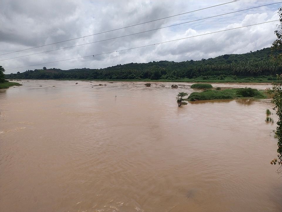 ಉಪ್ಪಿನಂಗಡಿಯ ಕುಮಾರಧಾರಾ ನದಿಯಲ್ಲಿ ನೀರಿನ ಹರಿವು ಹೆಚ್ಚಾಗಿದ್ದು, ನೇತ್ರಾವತಿ ನದಿಯ ನೀರನ್ನು ತಡೆದು ಮುನ್ನುಗ್ಗಿ ಹರಿಯುತ್ತಿದೆ